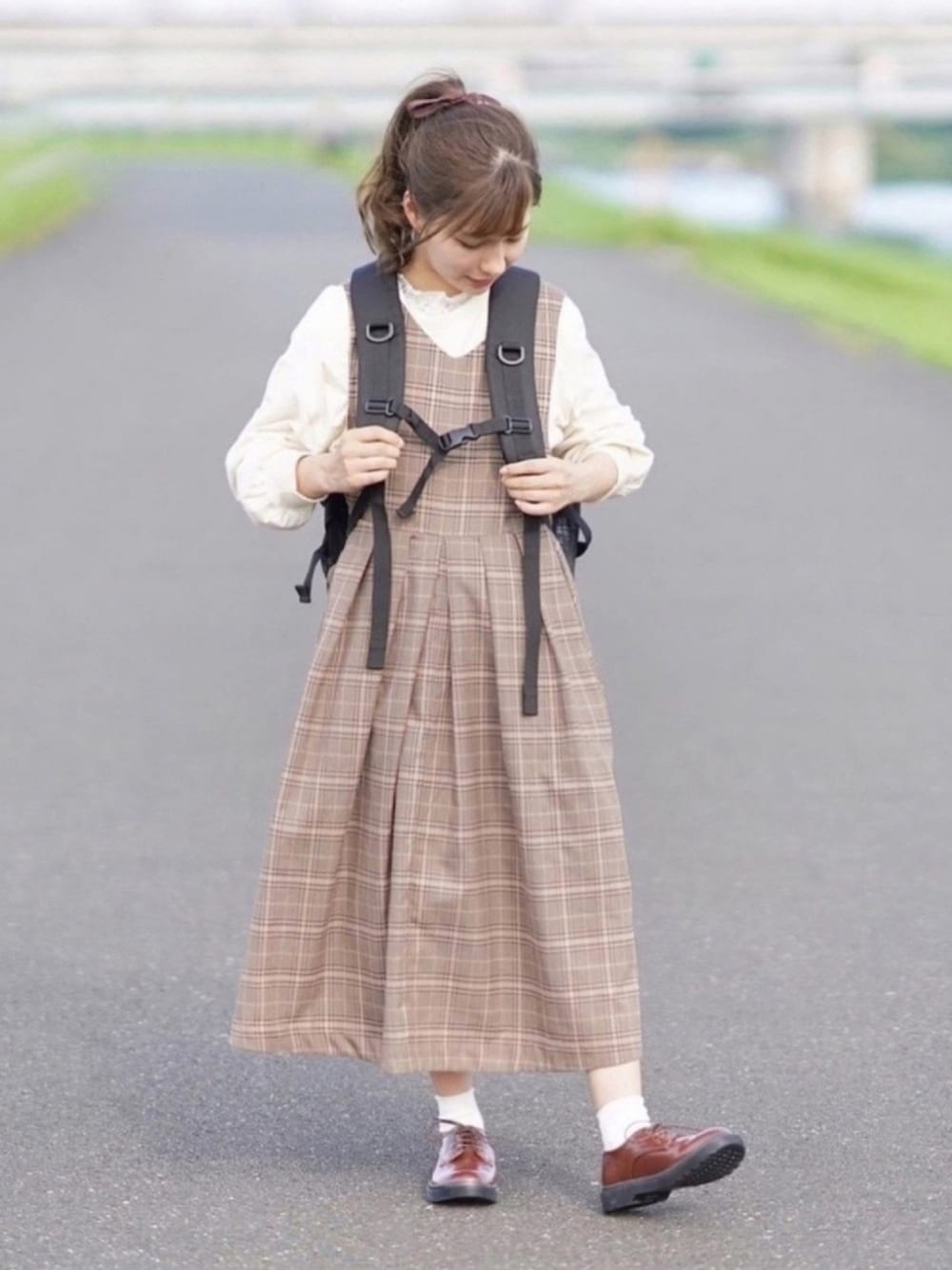 「ジャンパースカート、ジャンスカ、サロペット、ワンピース、秋のコーデ、チェックワンピース、革靴、リュック、プチプラ、秋のカフェオレコーデ」｜「RETRO GIRLのラバーソールマニッシュ（その他シューズ、ブラウン系）」を使った、高芦あかりさん（レディース・152cm）の秋コーディネートの1枚目の写真