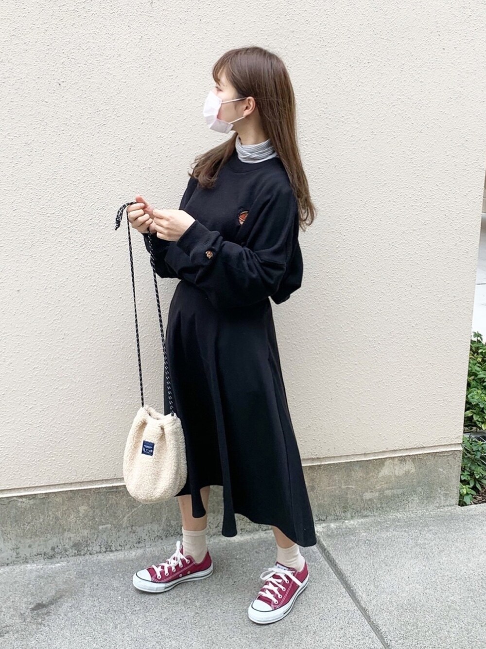 「ブラック、赤、コンバース、巾着バッグ、ボア、タートルネック」｜「GUの（GU）フレアスカート（スカート、ブラック系）」を使った、高芦あかりさん（レディース・152cm）の春コーディネートの1枚目の写真