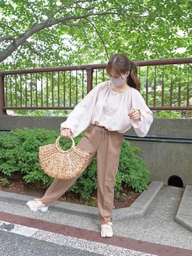 「andme（アンドミー）の【13色展開】きれいめツイル美脚ドローストリングテーパードパンツ（スラックス）」を使った、高芦あかりさん（レディース・152cm）の春コーディネート