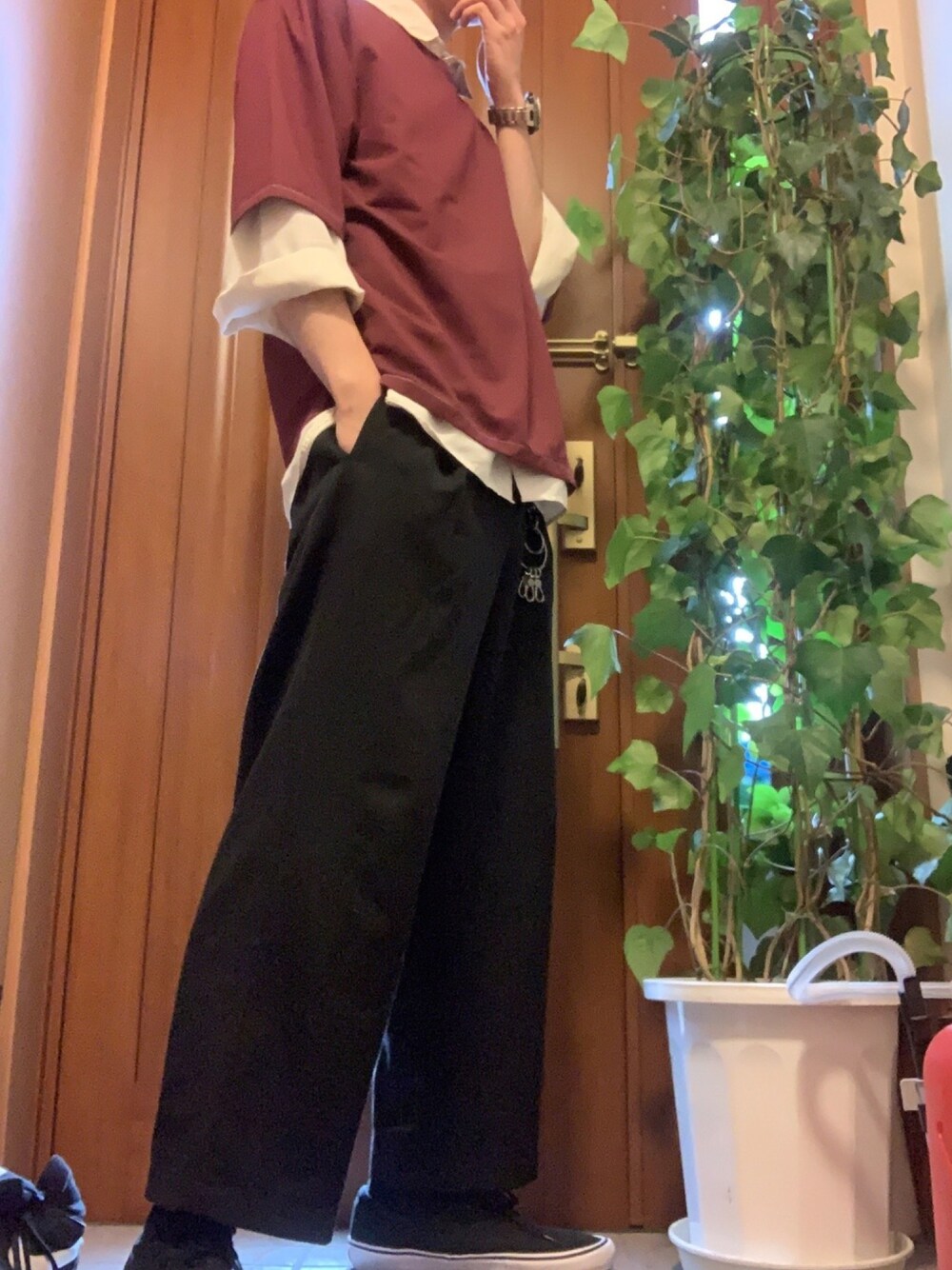 「ビッグシルエット、シンプルコーデ、ワイドパンツ、白シャツ、レイヤードスタイル、黒、赤、休日スタイル、VANS、夏だ！Tシャツ着よう！」｜「VANSのVANS ヴァンズ AUTHENTIC PRO VN000Q0DY28 BLACK/WHITE（スニーカー、ブラック系）」を使った、かずさん（メンズ・183cm）の夏コーディネートの1枚目の写真