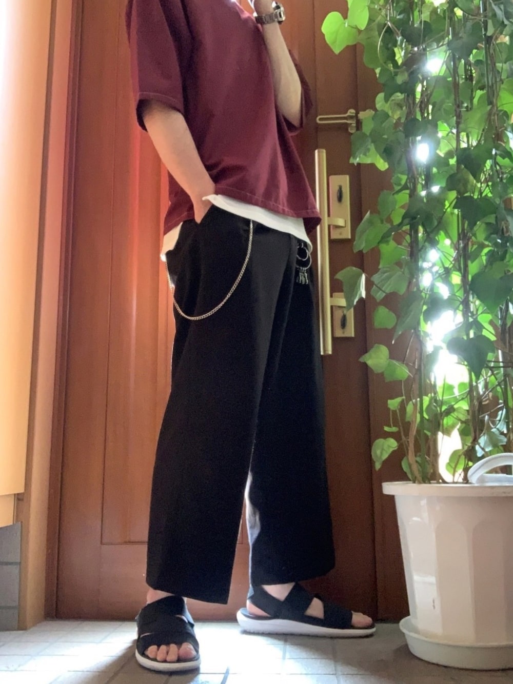 「Tシャツ、ラフ、おしゃれさんと繋がりたい、ワイドパンツ、スポーツサンダル、RAGEBLUE、プチプラ、レイヤードスタイル、夏だ！Tシャツ着よう！」｜「MONO-MARTのTRタックワイドパンツ テーパードスラックス（スラックス、ブラック系）」を使った、かずさん（メンズ・183cm）の夏コーディネートの1枚目の写真