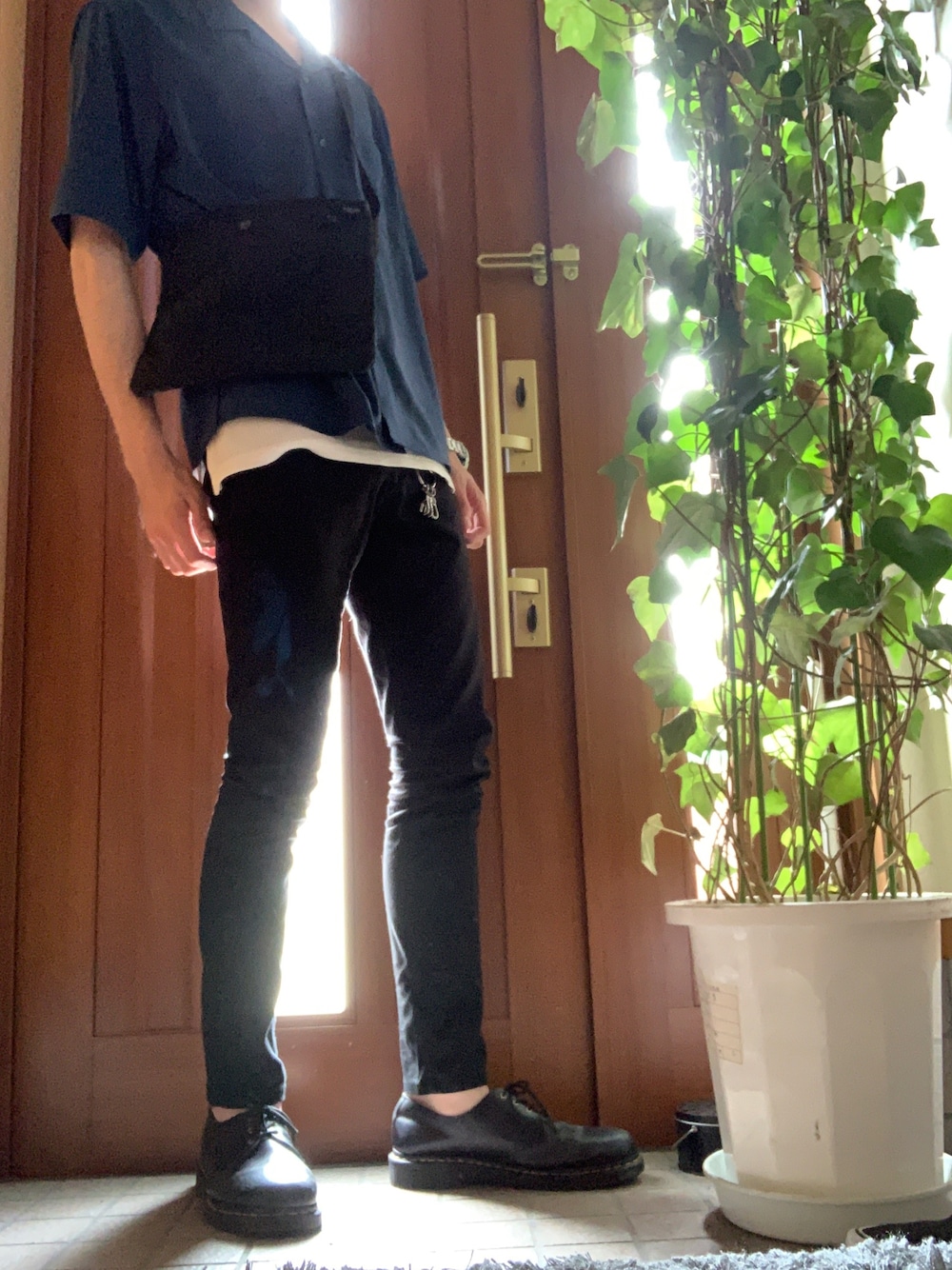 「今日のコーデ、黒スキニー、オープンカラーシャツ、Dr.Martens、サコッシュ、レイヤードスタイル、きれいめカジュアル、おしゃれさんと繋がりたい」｜「Dr. MartensのDr.Martens/1461 3EYE GIBSON SHOE 3ホール ギブソン シューズ R11838002 R11838600（ブーツ、ブラック系）」を使った、かずさん（メンズ・184cm）の夏コーディネートの1枚目の写真