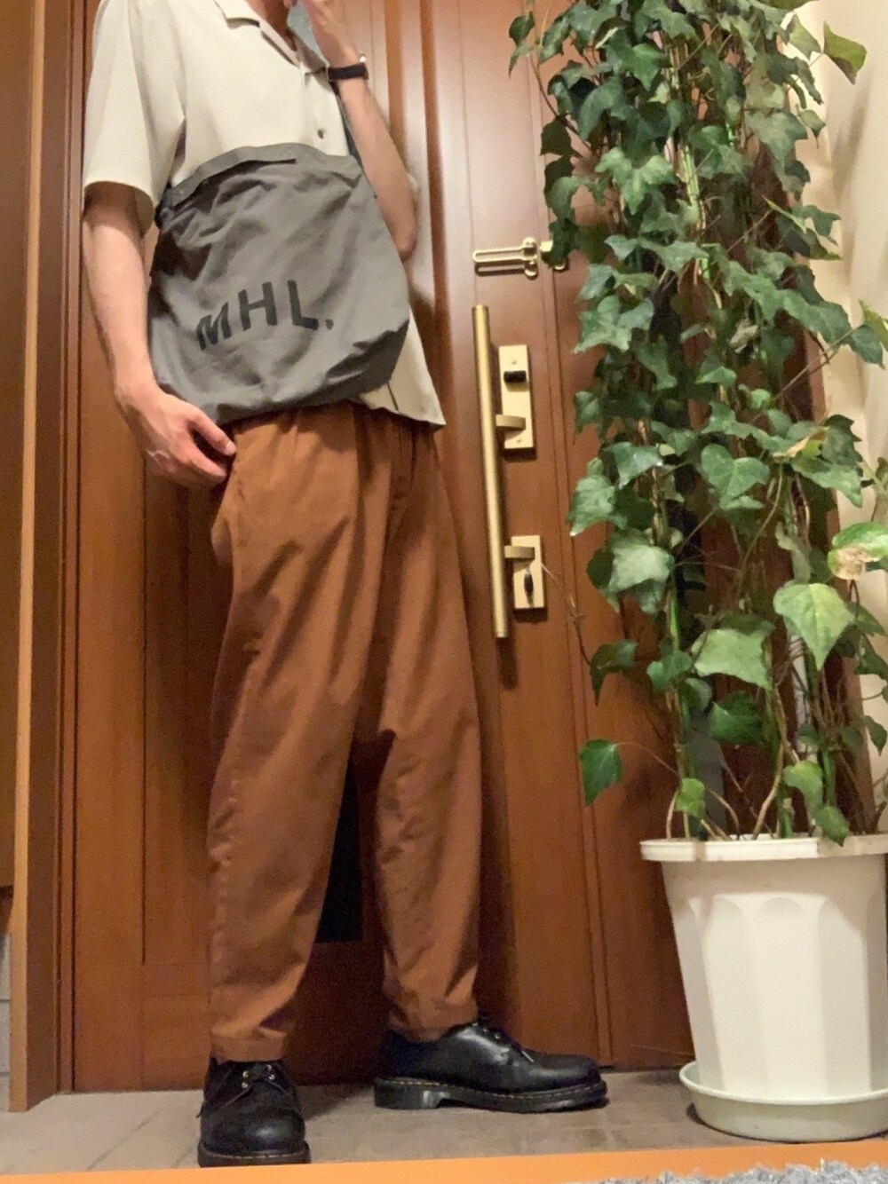 「夏コーデ、ワントーンコーデ、オープンカラーシャツ、Dr.Martens、ベージュ、ブラウン」｜「Dr. MartensのDr.Martens/1461 3EYE GIBSON SHOE 3ホール ギブソン シューズ R11838002 R11838600（ブーツ、ブラック系）」を使った、かずさん（メンズ・184cm）の夏コーディネートの1枚目の写真