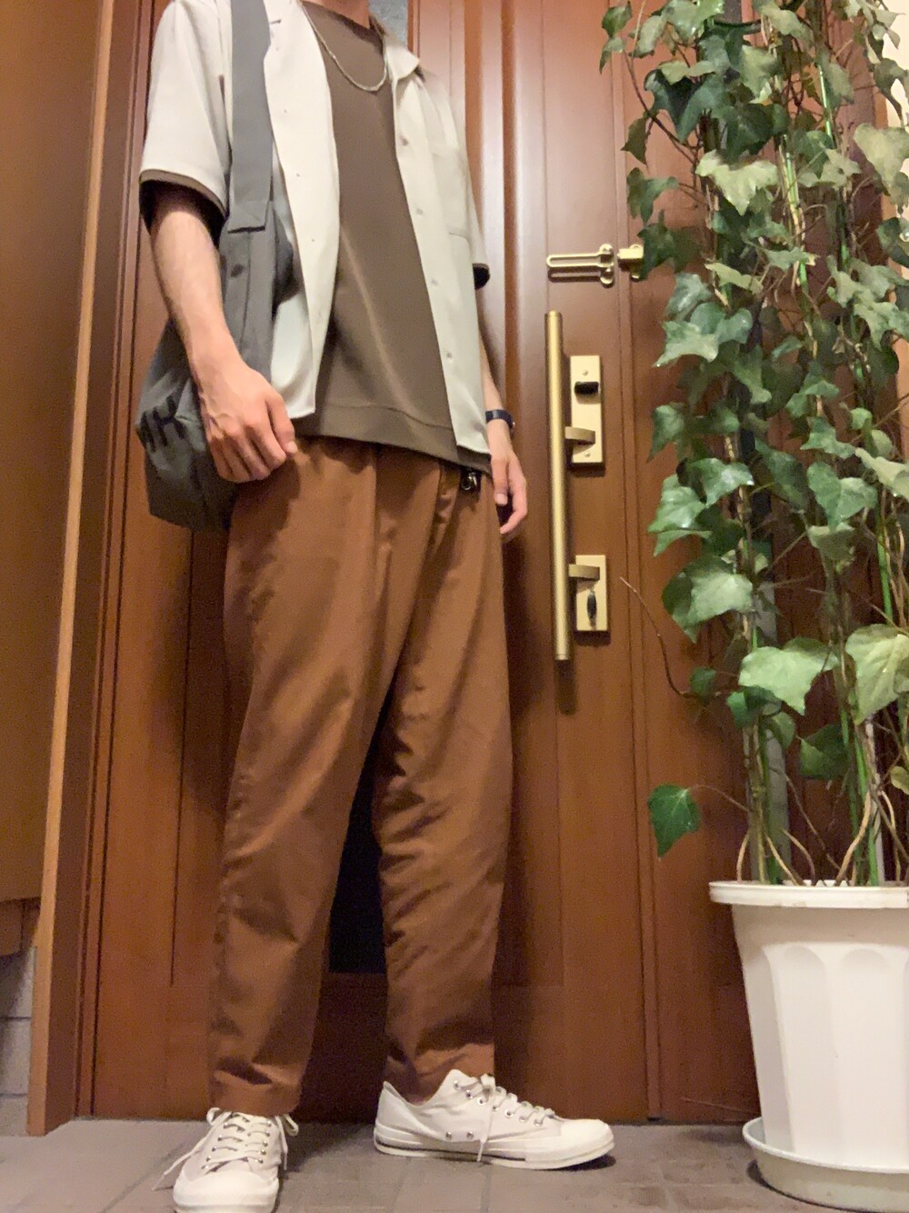 「キレイめ、お洒落さんとつながりたい、スニーカー、プチプラコーデ、converse、オープンカラーシャツ、ワントーンコーデ、ベージュ、ブラウン、MHL.」｜「CONVERSEのMHL ALL STAR（スニーカー、ホワイト系）」を使った、かずさん（メンズ・184cm）の夏コーディネートの1枚目の写真