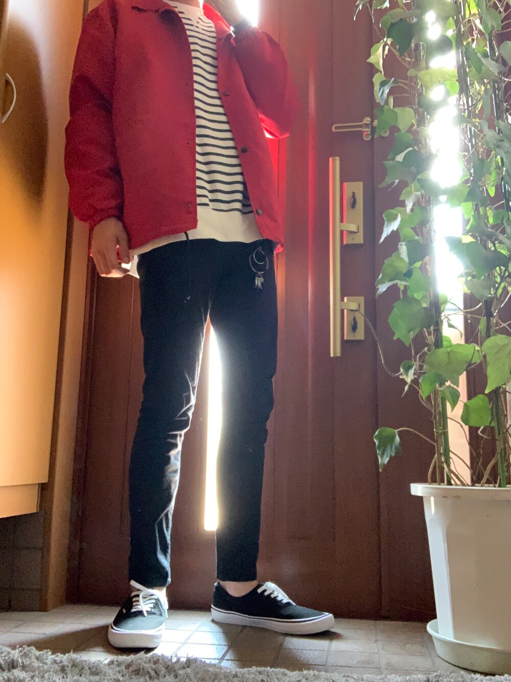 「夏のボーダーフェス、シンプルコーデ、オーバーサイズ、黒スキニー、コーチジャケット、赤、ボーダー、VANS、プチプラ」｜「VANSのVANS ヴァンズ AUTHENTIC PRO VN000Q0DY28 BLACK/WHITE（スニーカー、ブラック系）」を使った、かずさん（メンズ・184cm）の夏コーディネートの1枚目の写真