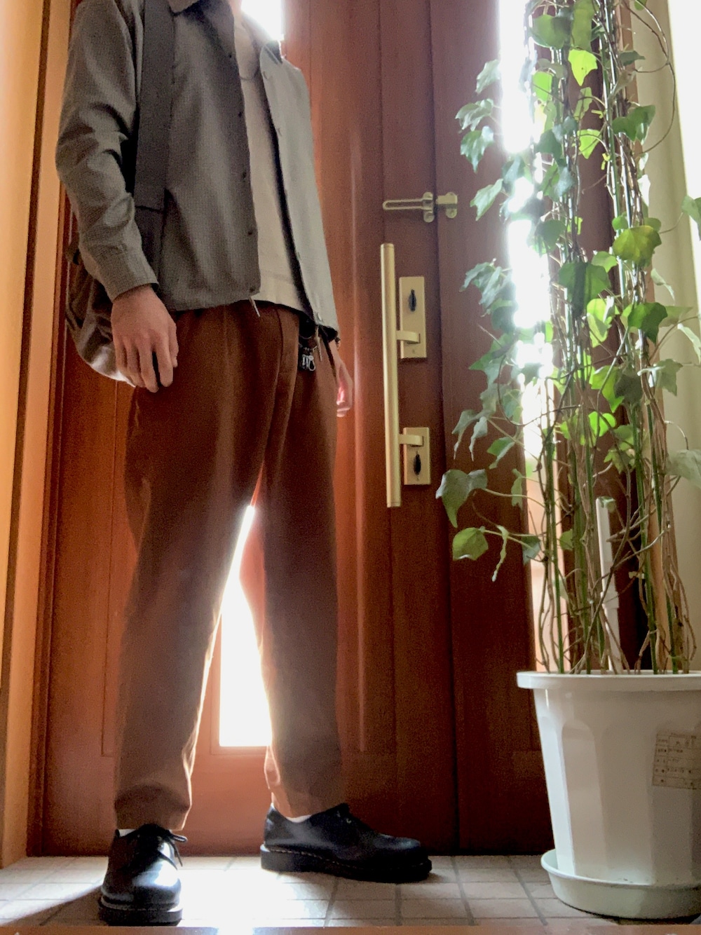 「おしゃれさんと繋がりたい、シンプル、ベージュ、秋コーデ、秋、Dr.Martens、コーチジャケット、チェック、ブラウン」｜「Dr. MartensのDr.Martens/1461 3EYE GIBSON SHOE 3ホール ギブソン シューズ R11838002 R11838600（ブーツ、ブラック系）」を使った、かずさん（メンズ・184cm）の夏コーディネートの1枚目の写真