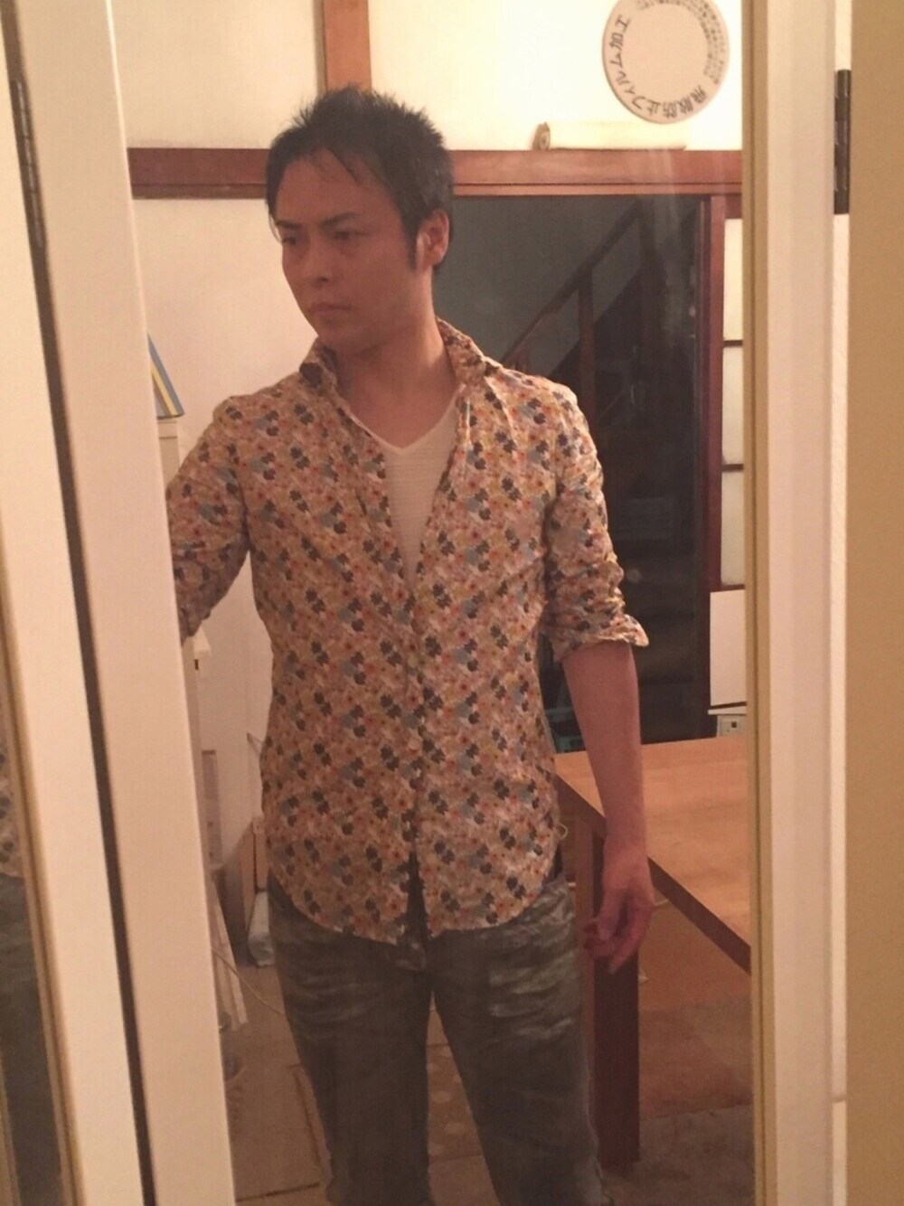 「花柄シャツ、華やかコーデ、草花が息吹く季節」｜「TORNADO MARTのアイテム（デニムパンツ、グレー系）」を使った、hideki_balloonさん（メンズ・165cm）の春コーディネートの1枚目の写真