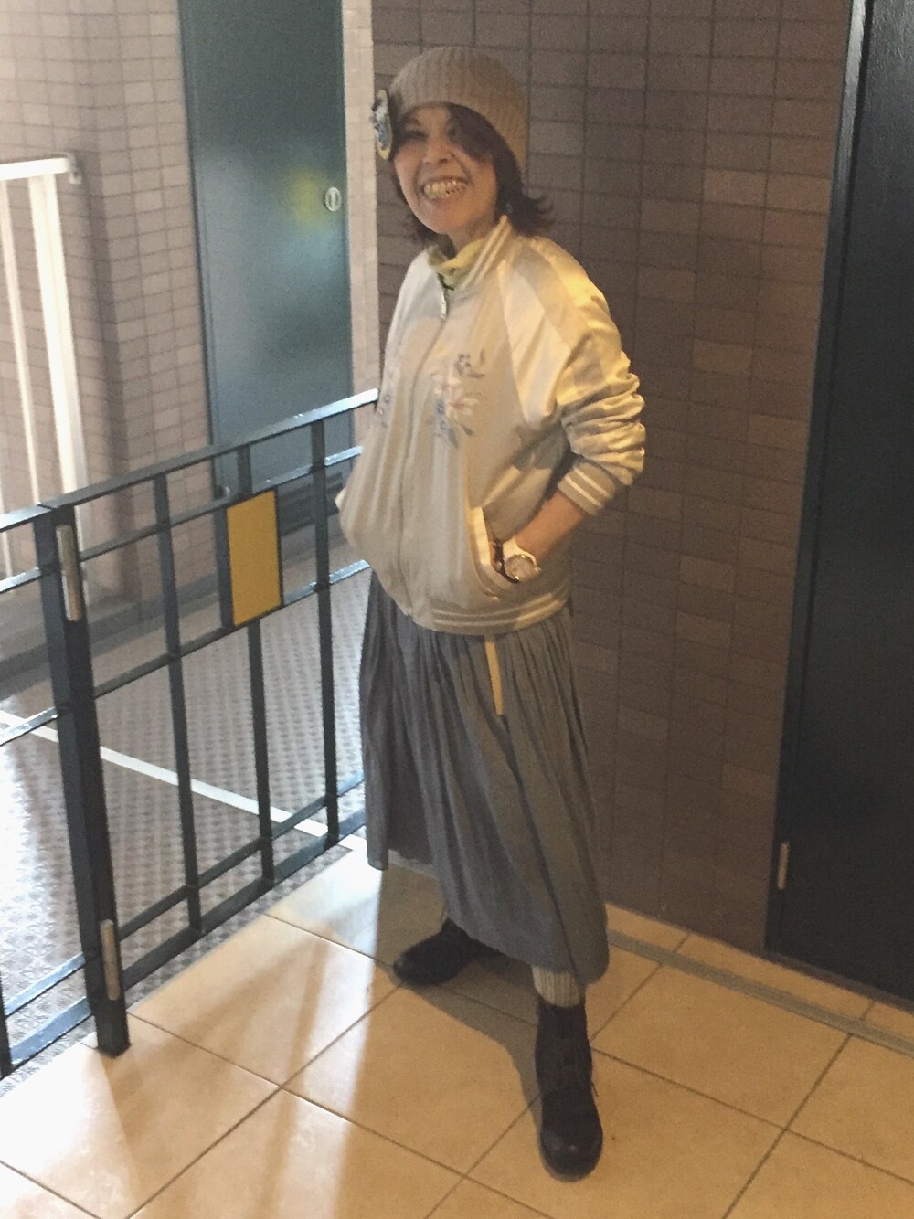 「RIVE DROITEのアイテム（スカート、ブルー系）」を使った、Megumi Hiroeさん（レディース・148cm）の秋コーディネートの1枚目の写真