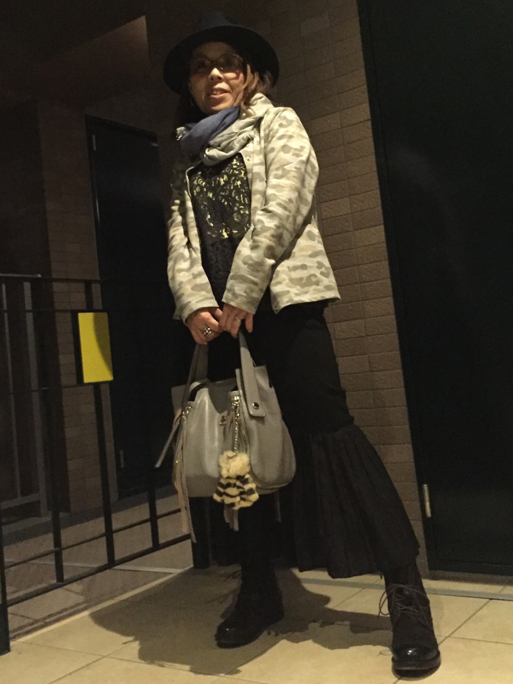 「Faliero Sartiのアイテム（ストール/ショール、ブルー系）」を使った、Megumi Hiroeさん（レディース・148cm）の秋コーディネートの1枚目の写真
