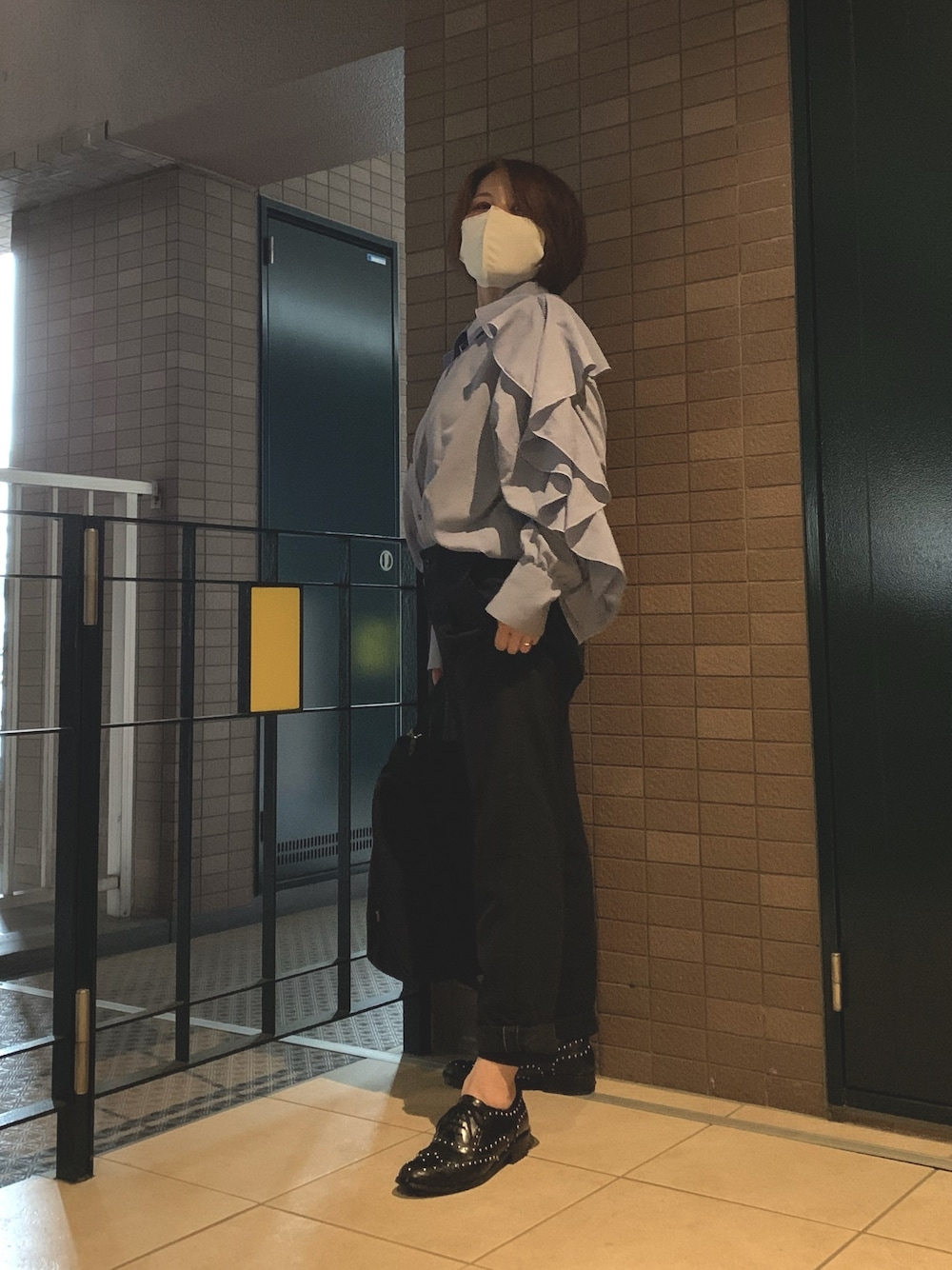 「通勤コーデ、パンツスタイル、雨降りコーデ」｜「JEANASISのリッチフリルスリーブシャツ/943270（シャツ/ブラウス、ブルー系）」を使った、Megumi Hiroeさん（レディース・148cm）の春コーディネートの1枚目の写真