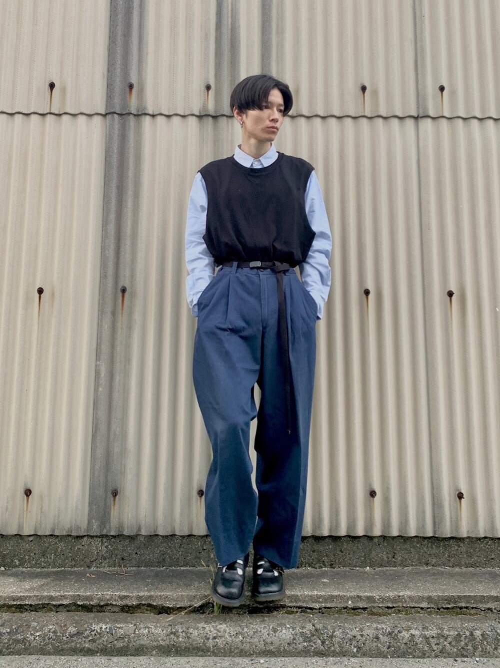 「シンプルコーデ、オーバーサイズ、プチプラ、大人カジュアル、スラックス、タックイン、Dr.Martens、ゆるコーデ、きれいめカジュアル、レイヤードスタイル」｜「RALPH LAURENのアイテム（シャツ/ブラウス、ブルー系）」を使った、Tsuguya/KwonSayaさん（メンズ・174cm）の夏コーディネートの1枚目の写真
