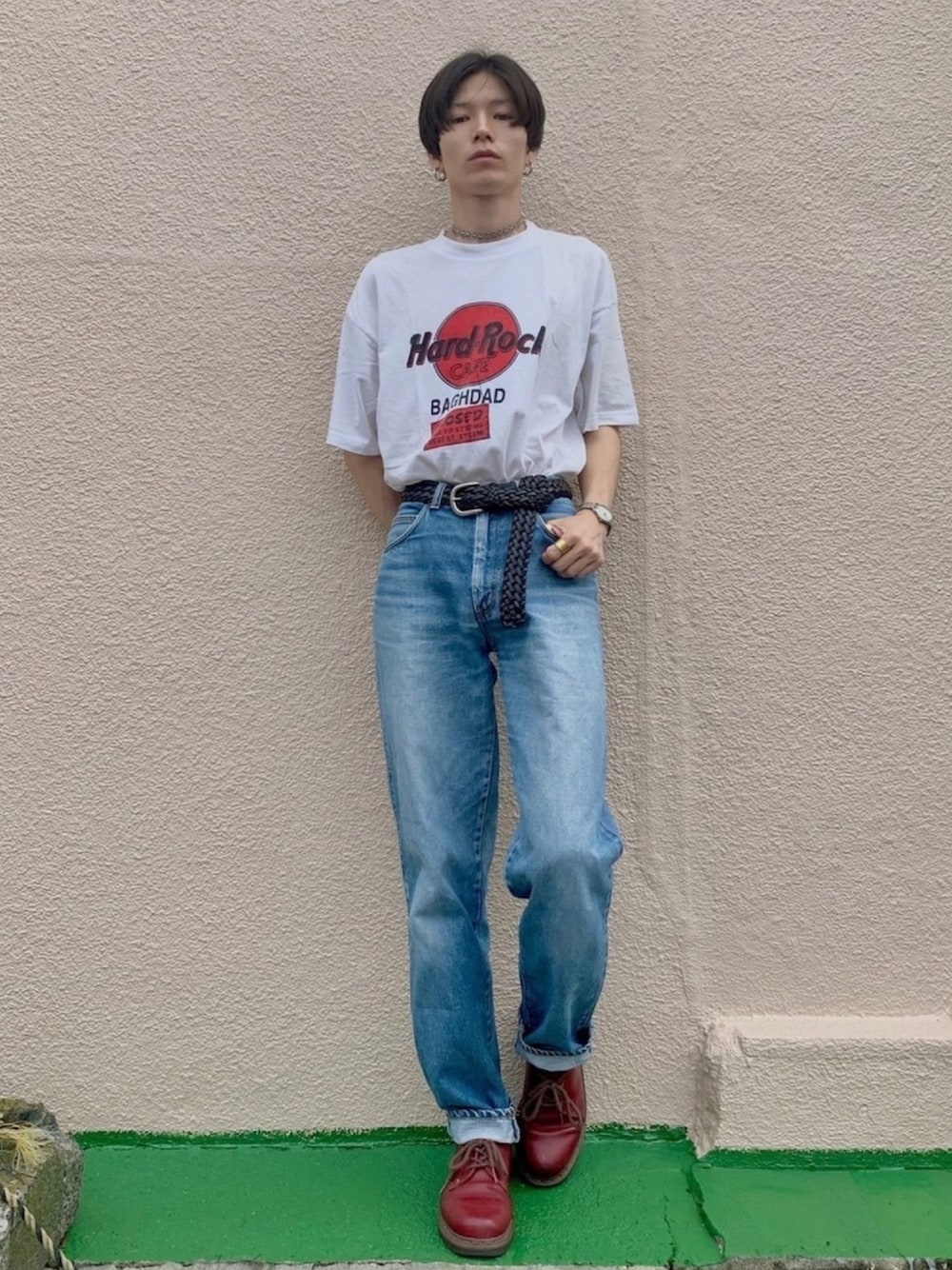 「夏コーデ、ビッグシルエット、シンプル、シンプルスタイル、Tシャツ、デニム、プリントT、Dr.Martens、ラフ、カジュアルコーデ」｜「Hard Rock Cafeのアイテム（Tシャツ/カットソー、ホワイト系）」を使った、Tsuguya/KwonSayaさん（メンズ・174cm）の夏コーディネートの1枚目の写真