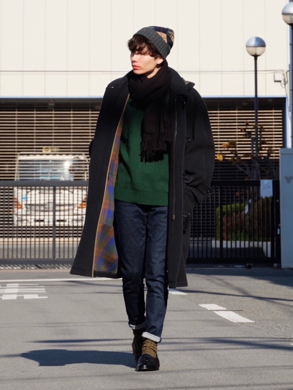 グリーン系のニット/セーター、ブルー系のデニムパンツ、ブルー系のダッフルコートを着用したメンズの冬コーディネートの1枚目の写真