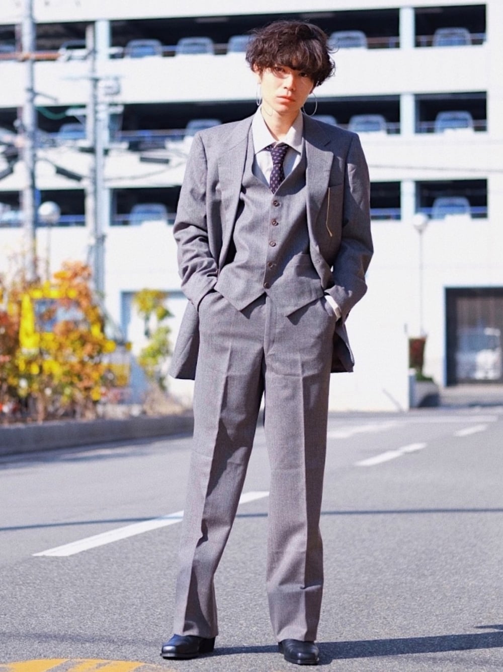 グレー系のシャツ/ブラウス、グレー系のスーツセット、ブラック系のブーツを着用したメンズの冬コーディネートの1枚目の写真