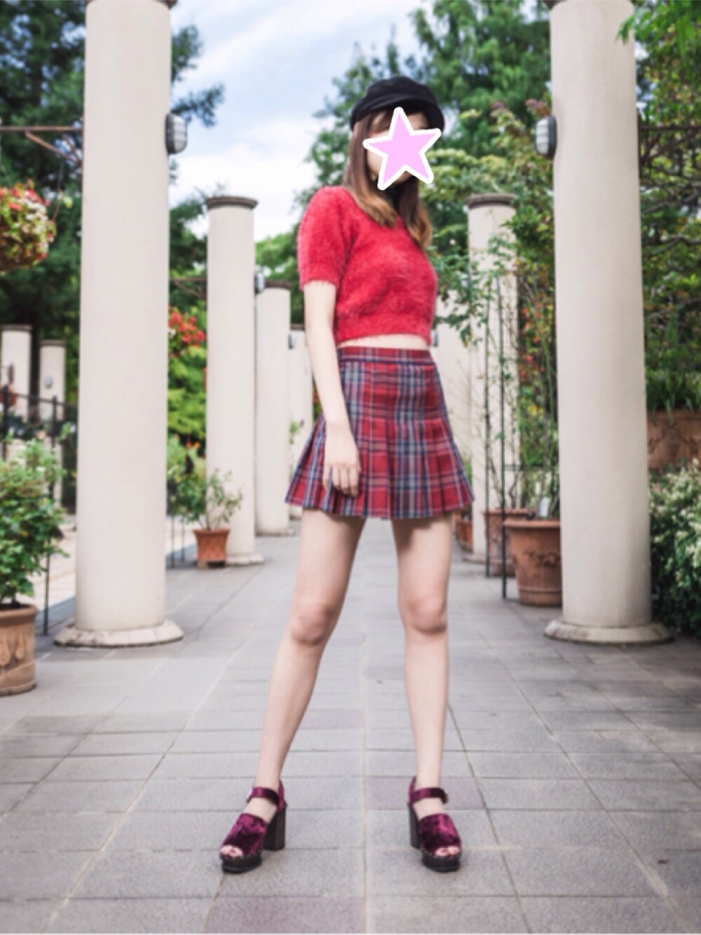 レッド系のスカート、レッド系のニット/セーター、レッド系のサンダルを着用したレディースの秋コーディネートの1枚目の写真