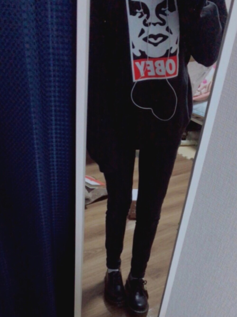 「Dr.Martens、OBEY、UNIQLO、black、winter、street、古着、ブーツ、ootd、outfit」｜「OBEYのアイテム（トップス、ブラック系）」を使った、アカナさん（レディース・161cm）の秋コーディネートの1枚目の写真