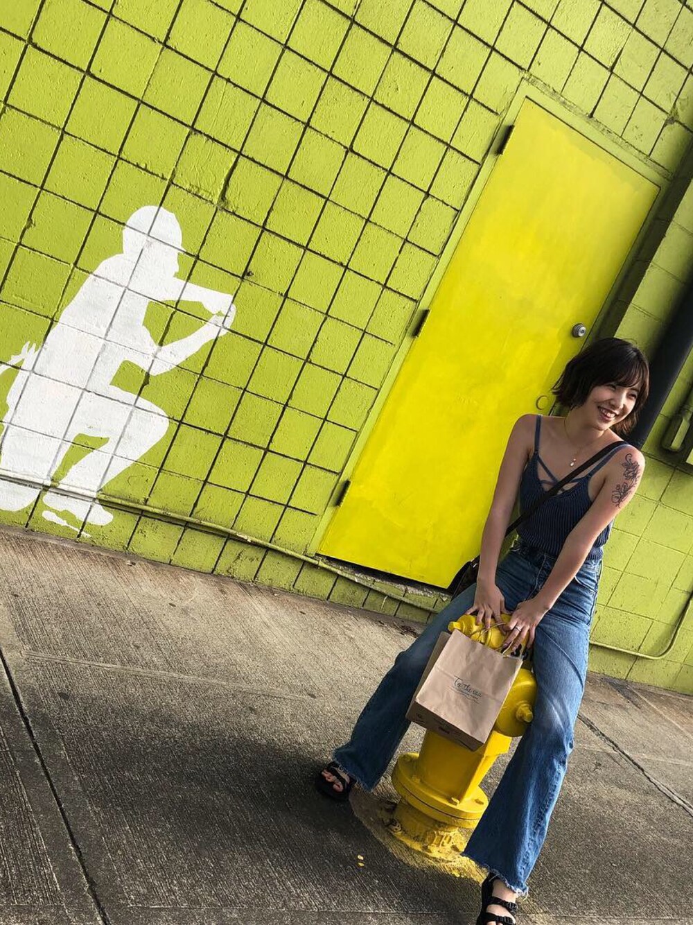 「カジュアル、シンプル、ootd、デニム、ワイドパンツ、スポーツミックス」｜「SLYのアイテム（デニムパンツ、ブルー系）」を使った、まなさん（レディース・157cm）の冬コーディネートの1枚目の写真