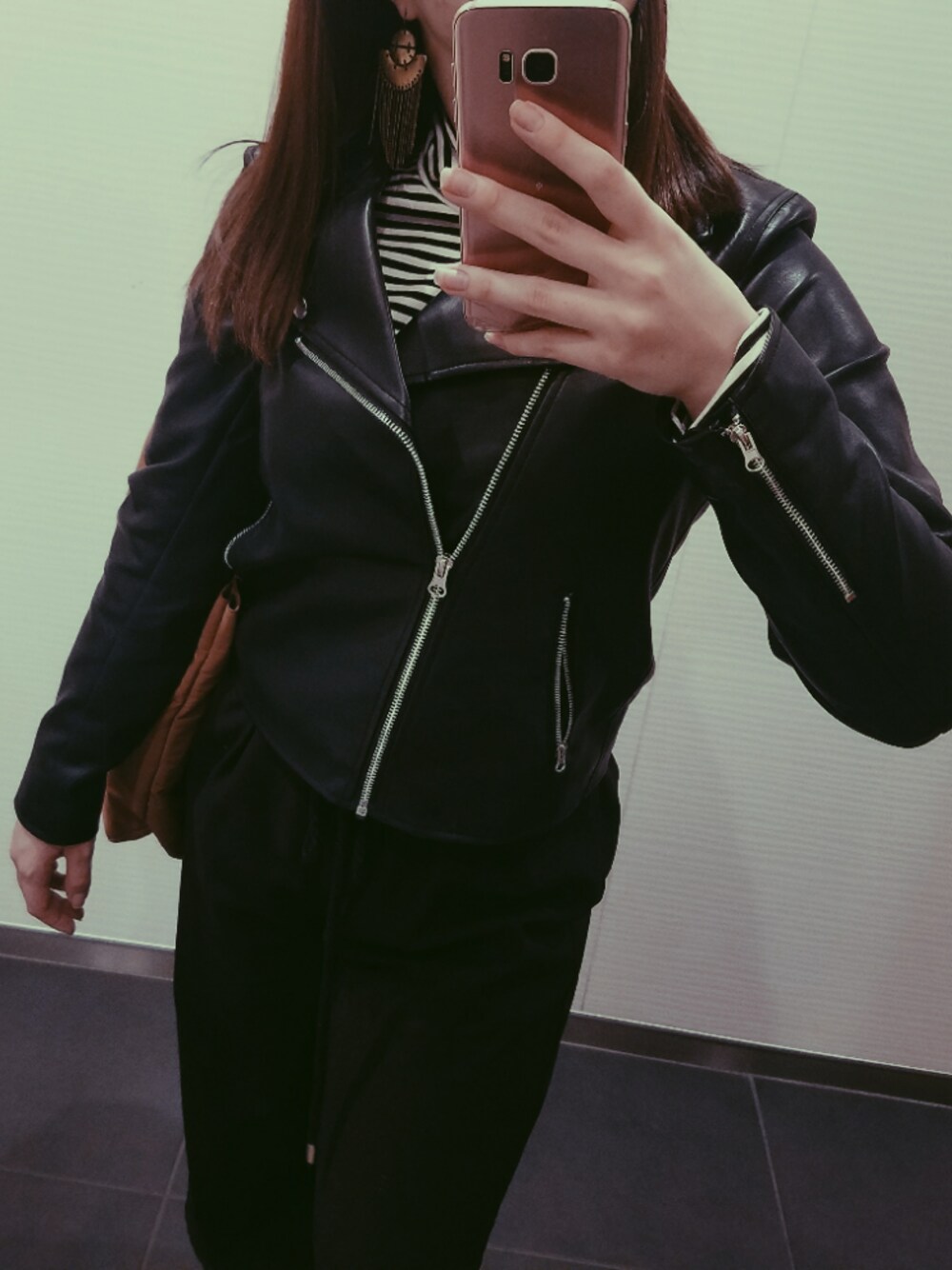 「girl、autumn、winter、ridersjacket、leather、black、school、college、university、Japan」｜「earth music&ecologyのアイテム（ライダースジャケット、ブラック系）」を使った、聖夜さん（レディース・155cm）の秋コーディネートの1枚目の写真