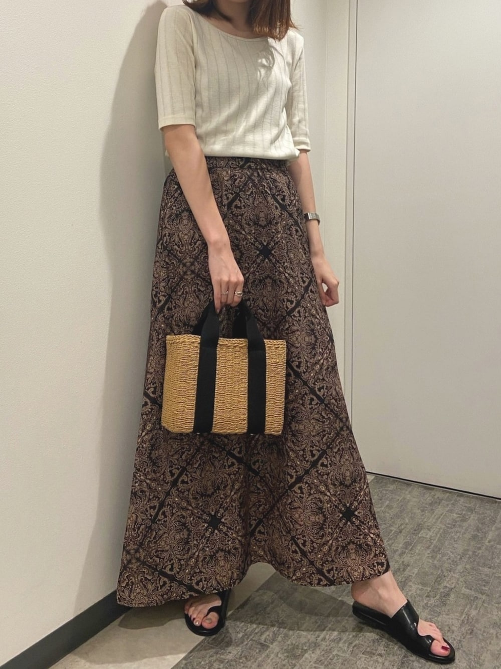 「夏コーデ、大人コーデ、バックオープン、エスニック柄スカート、トングサンダル、かごバッグ、ロングスカート、休日スタイル、Sonny　Label、KBF」｜「RODE SKOのAULI ペーパースクエアバッグ（トートバッグ、ブラック系）」を使った、えび（JEANASIS）さん（レディース・162cm）の夏コーディネートの1枚目の写真