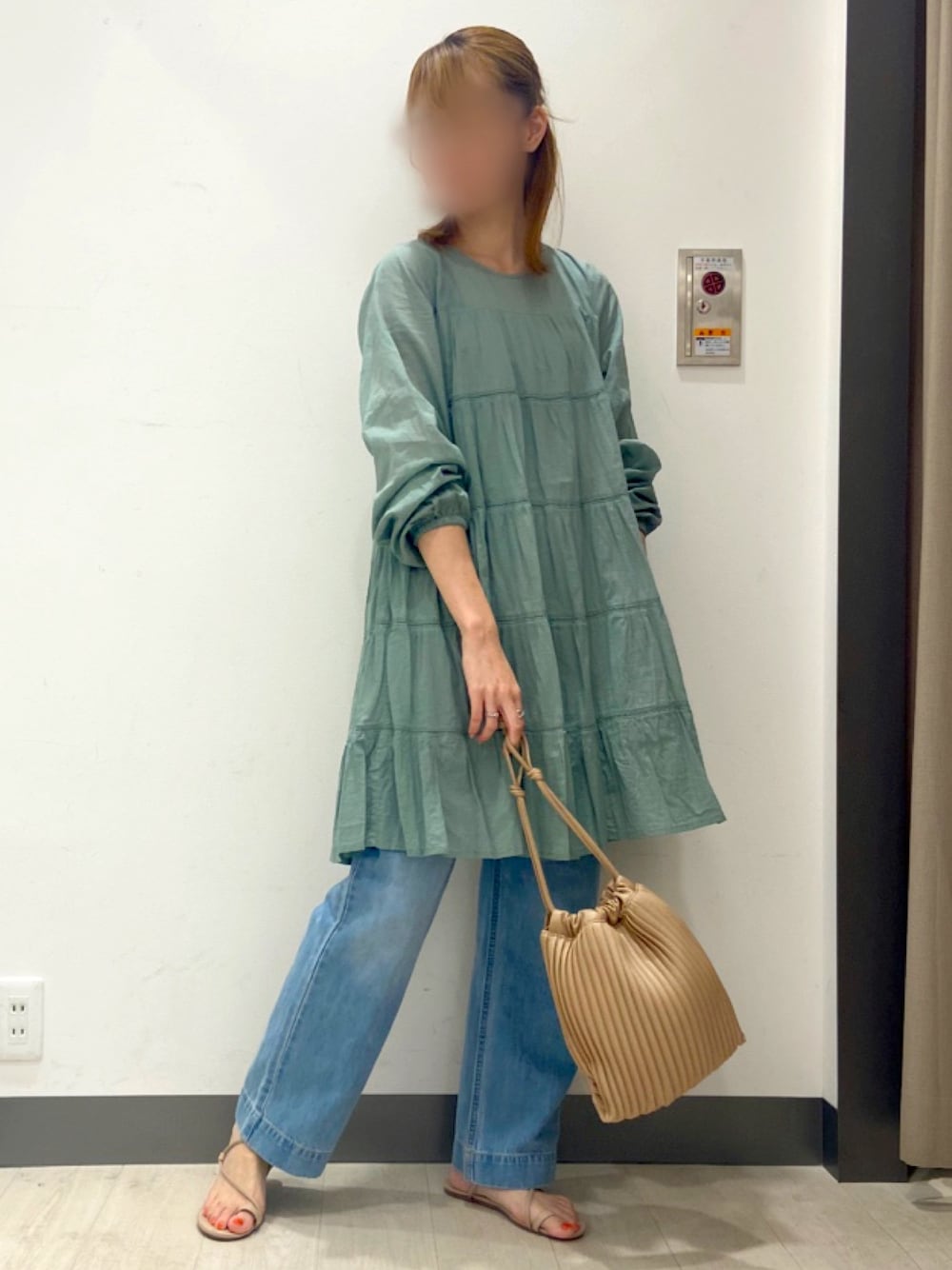 「ティアード、デニムパンツ、ワイドパンツ、オトナ女子、大人カジュアル、秋のコーデ、デニム、ママコーデ、プリーツバッグ、プリーツ」｜「RODE SKOのMARIJN プリーツドロストバッグ（ショルダーバッグ、ベージュ系）」を使った、えび（JEANASIS）さん（レディース・162cm）の夏コーディネートの1枚目の写真