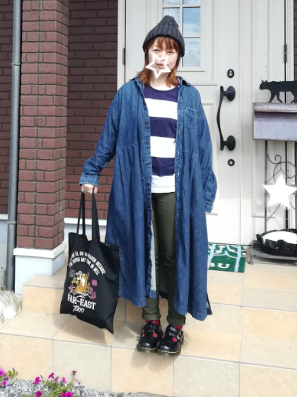 「台風、デニムワンピース、OMNIGOD、ロングワンピース、秋コーデ、ニット帽」｜「Dr. MartensのDr.Martens / CORE 8065 MARY JANE_mtn（その他シューズ、ブラック系）」を使った、ゆきだるま☆さん（レディース・148cm）の秋コーディネートの1枚目の写真