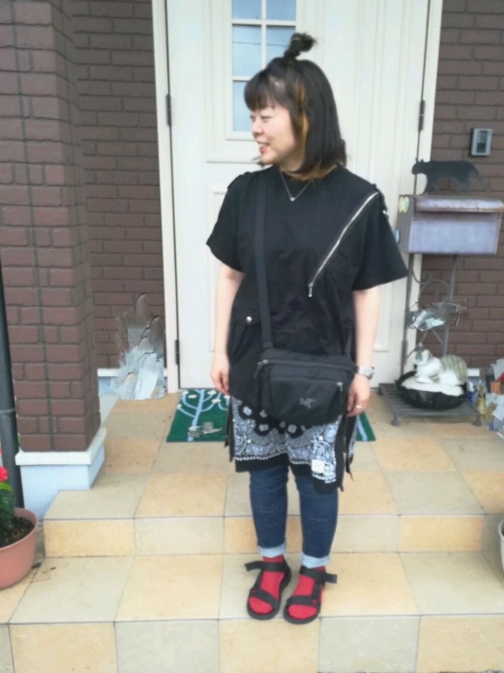 「aikoジャンキー、ちびぽよ、jouetie、バンダナスカート、バンダナ柄、サンダルに靴下、赤い靴下、ロック、ARC'TERYX、RNA」｜「jouetieのライダースTEE（Tシャツ/カットソー、ブラック系）」を使った、ゆきだるま☆さん（レディース・148cm）の夏コーディネートの1枚目の写真