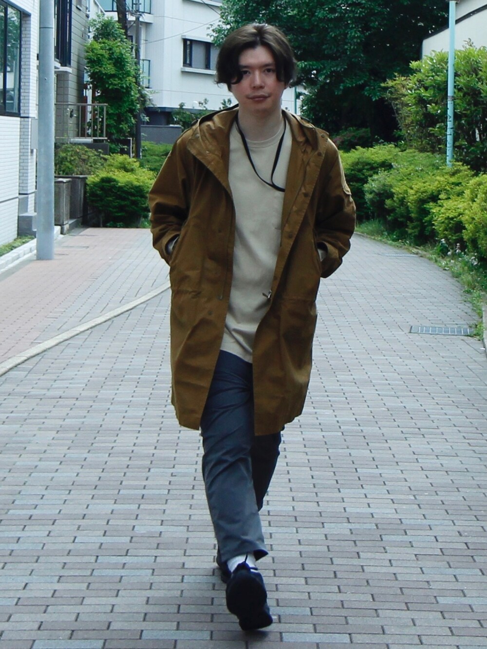 その他のTシャツ/カットソー、その他のその他パンツ、その他のソックス/靴下を着用したメンズの春コーディネートの1枚目の写真