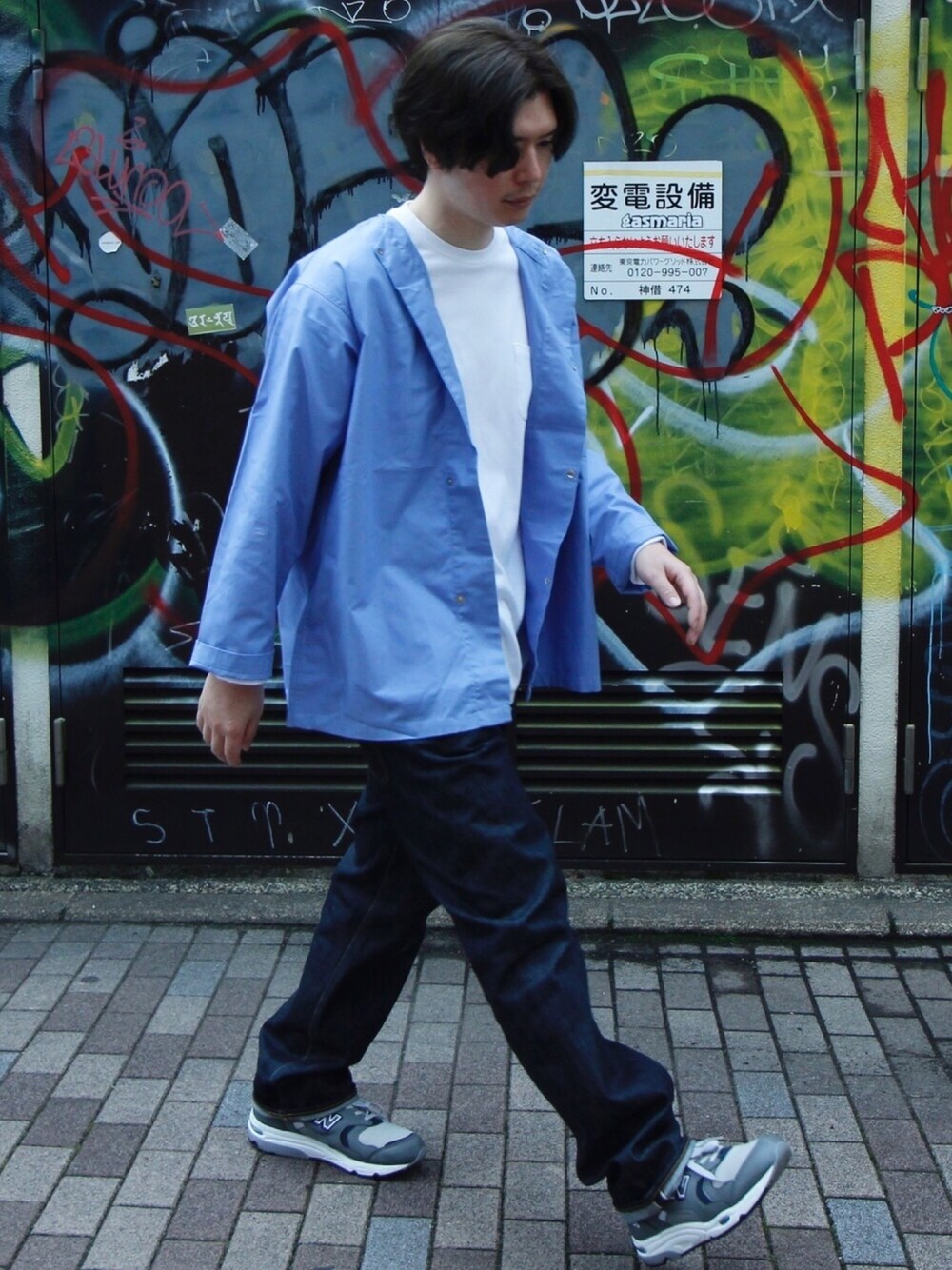 その他のTシャツ/カットソー、その他のデニムパンツを着用したメンズの春コーディネートの1枚目の写真