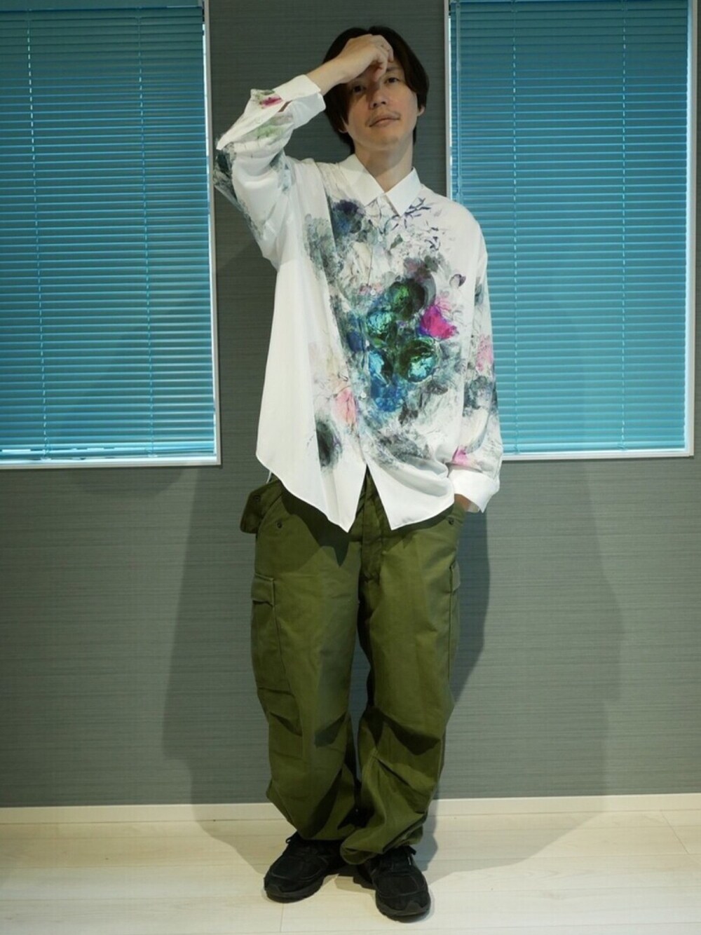 「古着、used、柄シャツ、New Balance、ニューバランス、カーゴパンツ、LAD MUSICIAN、古着MIX、軍パン、ラッドミュージシャン」｜「NEW BALANCEのNew Balance ニューバランス M990 BB5 m990bb5（スニーカー、ブラック系）」を使った、甲斐マイクさん（メンズ・183cm）の秋コーディネートの1枚目の写真