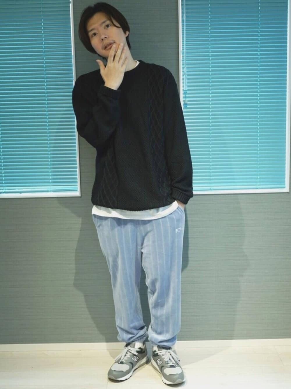 「スニーカー、ニット、New Balance、ニューバランス、休日スタイル、黒ニット、poler、ベロアパンツ、post amenities、ポストアメニティー」｜「post amenitiesのpost amenities No Sweater (PAKT001)（ニット/セーター、ブラック系）」を使った、甲斐マイクさん（メンズ・183cm）の秋コーディネートの1枚目の写真
