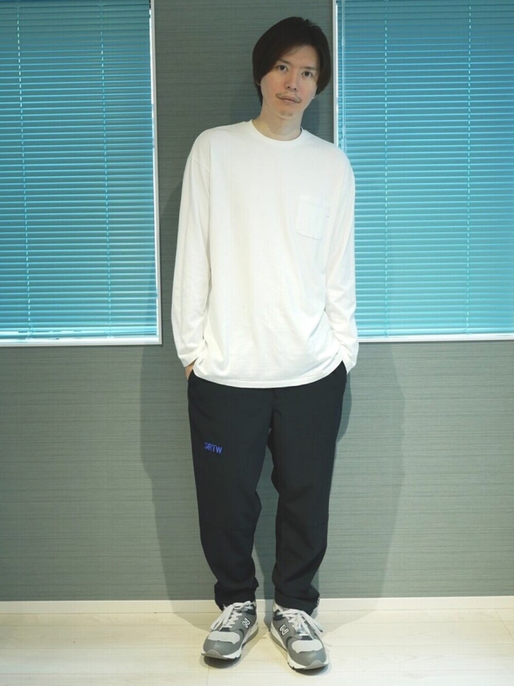 「スニーカー、NIKE、New Balance、ニューバランス、ストリート、ロンT、ジャージ、post amenities、アスレジャー、ポストアメニティー」｜「post amenitiesのpost amenities Last Long Sleeve 2020 (PACT002)（Tシャツ/カットソー、ホワイト系）」を使った、甲斐マイクさん（メンズ・183cm）の秋コーディネートの1枚目の写真