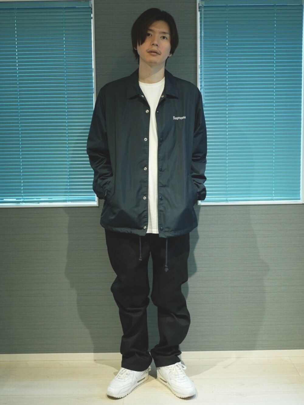 「スニーカー、NIKE、ストリート、supreme、Dickies、コーチジャケット、ワークパンツ、ディッキーズ(Dickies)、NIKE AIR MAX、post amenities」｜「post amenitiesのpost amenities PerfecTee 2020 (PACT001)（Tシャツ/カットソー、ホワイト系）」を使った、甲斐マイクさん（メンズ・183cm）の秋コーディネートの1枚目の写真