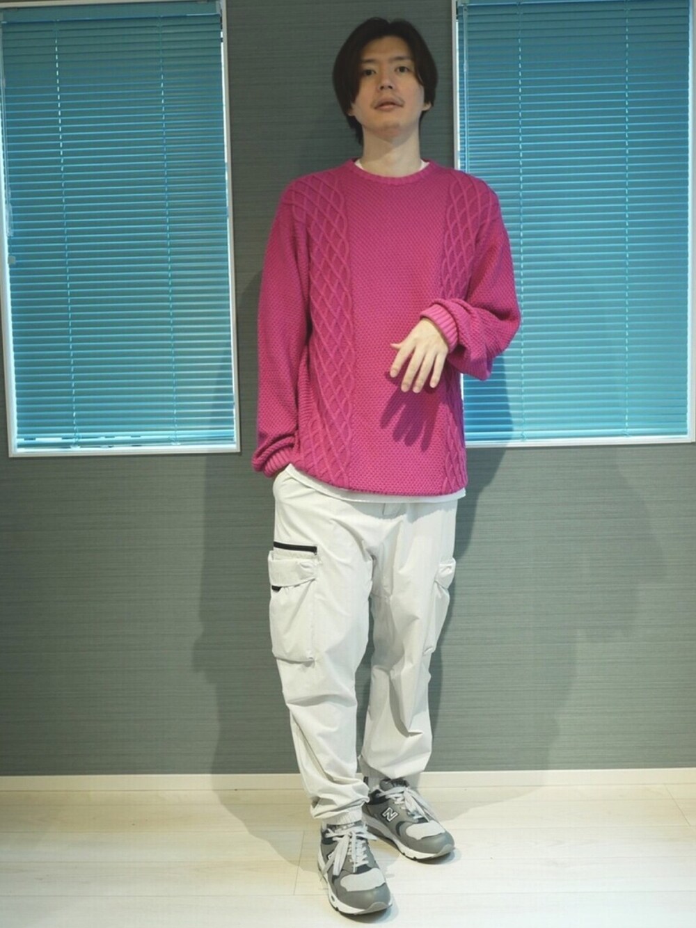 「ニット、ピンク、New Balance、ニューバランス、carhartt、イージーパンツ、Carhartt WIP(Carhartt WIP)、ピンクニット、post amenities、ポストアメニティー」｜「post amenitiesのpost amenities No Sweater (PAKT001)（ニット/セーター、ピンク系）」を使った、甲斐マイクさん（メンズ・183cm）の秋コーディネートの1枚目の写真
