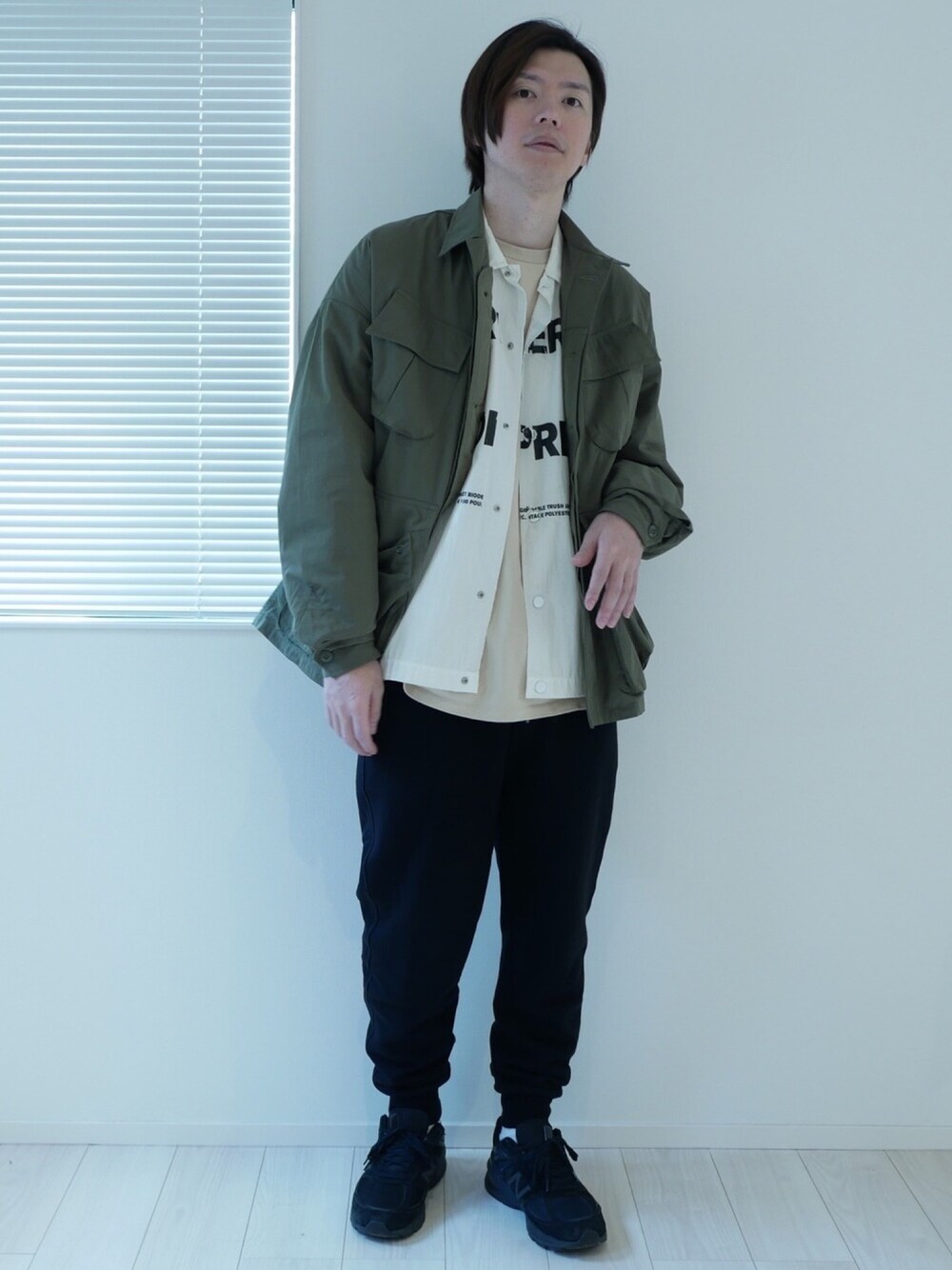「FREAK’Ｓ STORE、doublet、post amenities、New Balance、ニューバランス、レイヤードスタイル、ジョガーパンツ、ファティーグジャケット、ミリタリー、スニーカーコーデ」｜「post amenitiesのpost amenities Last Long Sleeve 2020 (PACT002)（Tシャツ/カットソー、ホワイト系）」を使った、甲斐マイクさん（メンズ・183cm）の秋コーディネートの1枚目の写真