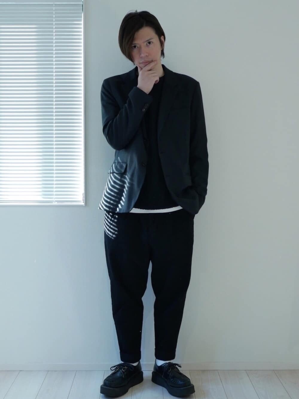 「amialexandremattiussi、post amenities、GEORGE COX、テーラードジャケット、オールブラック、黒コーデ、レイヤードスタイル、きれいめカジュアル、チノパン、オトナカジュアル」｜「post amenitiesのpost amenities No Sweater (PAKT001)（ニット/セーター、ブラック系）」を使った、甲斐マイクさん（メンズ・183cm）の秋コーディネートの1枚目の写真