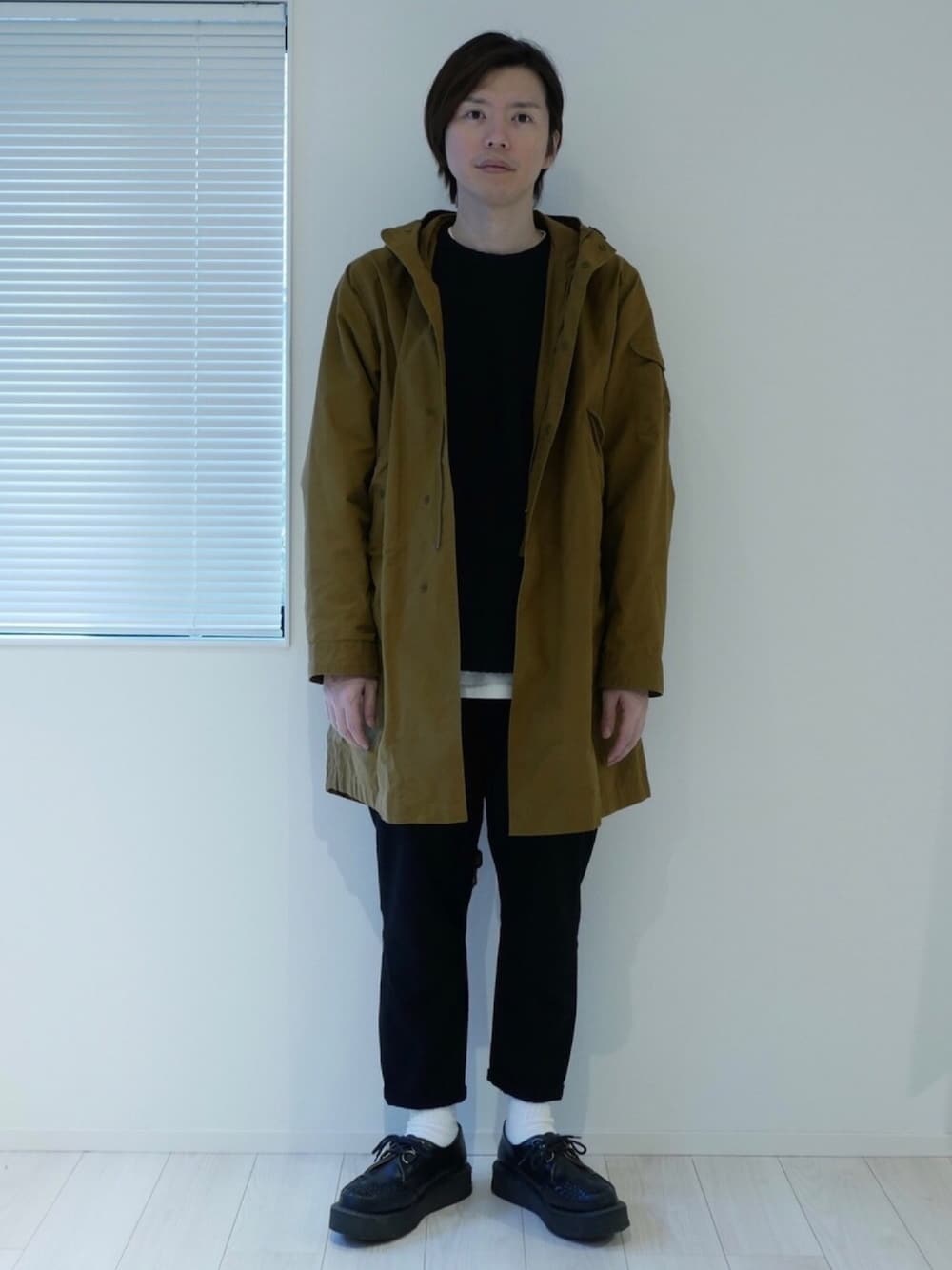 「UniversalWorks.、post amenities、GEORGE COX、モッズコート、黒コーデ、ブラックコーデ、カジュアルコーデ、オトナカジュアル、黒ニット、レイヤードスタイル」｜「post amenitiesのpost amenities No Sweater (PAKT001)（ニット/セーター、ブラック系）」を使った、甲斐マイクさん（メンズ・183cm）の秋コーディネートの1枚目の写真