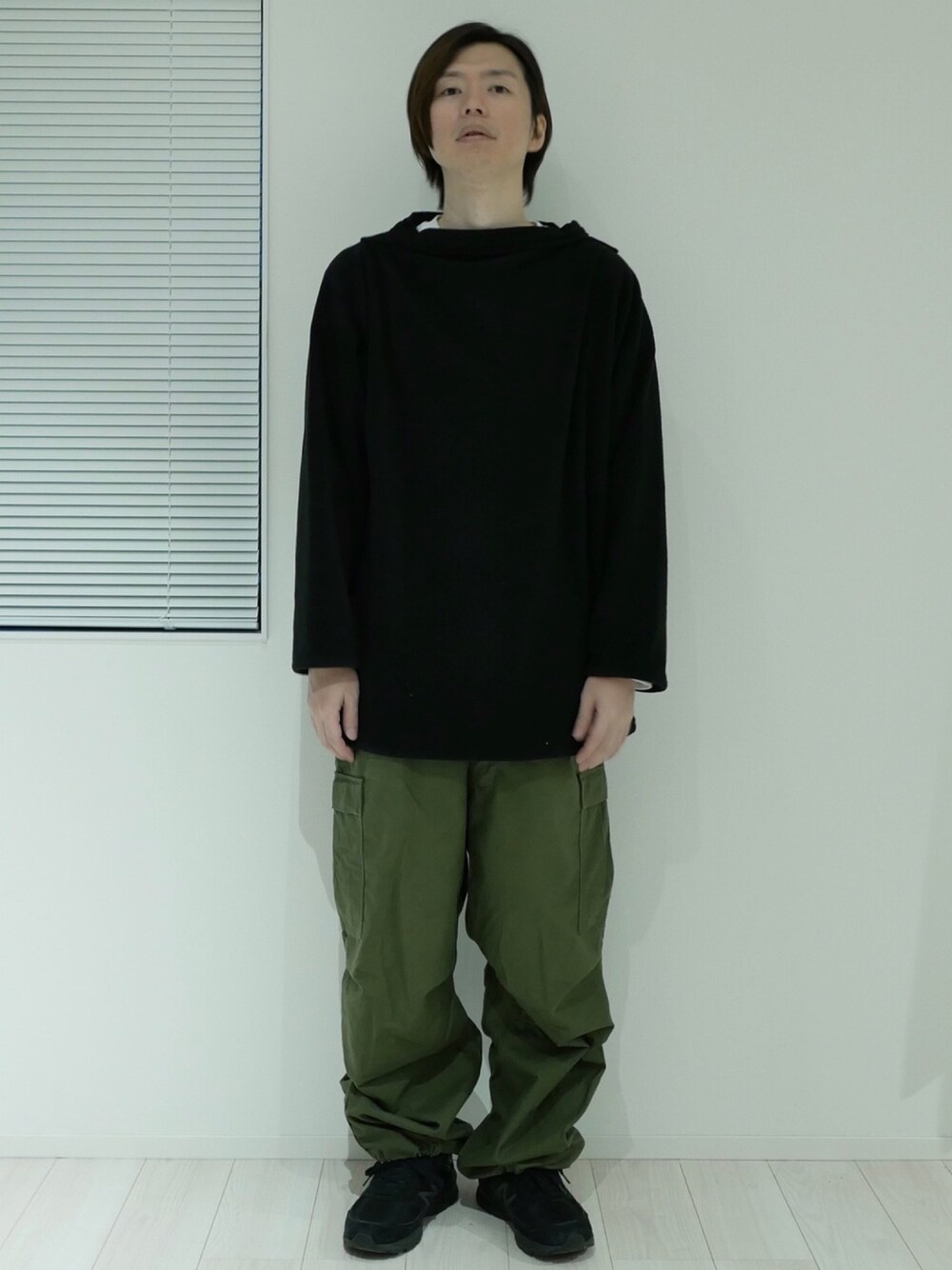 「newlynsmock、post amenities、New Balance、ニューバランス、スモック、古着MIX、ミリタリー、カーゴパンツ、フリース、古着」｜「NEW BALANCEのNew Balance ニューバランス M990 BB5 m990bb5（スニーカー、ブラック系）」を使った、甲斐マイクさん（メンズ・183cm）の秋コーディネートの1枚目の写真