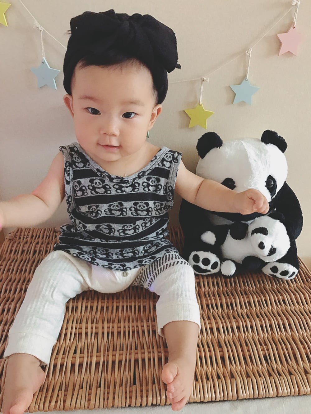 ブラック系のタンクトップ、ホワイト系のレギンス/スパッツ、ブラック系のヘアバンドを着用したキッズの夏コーディネートの1枚目の写真