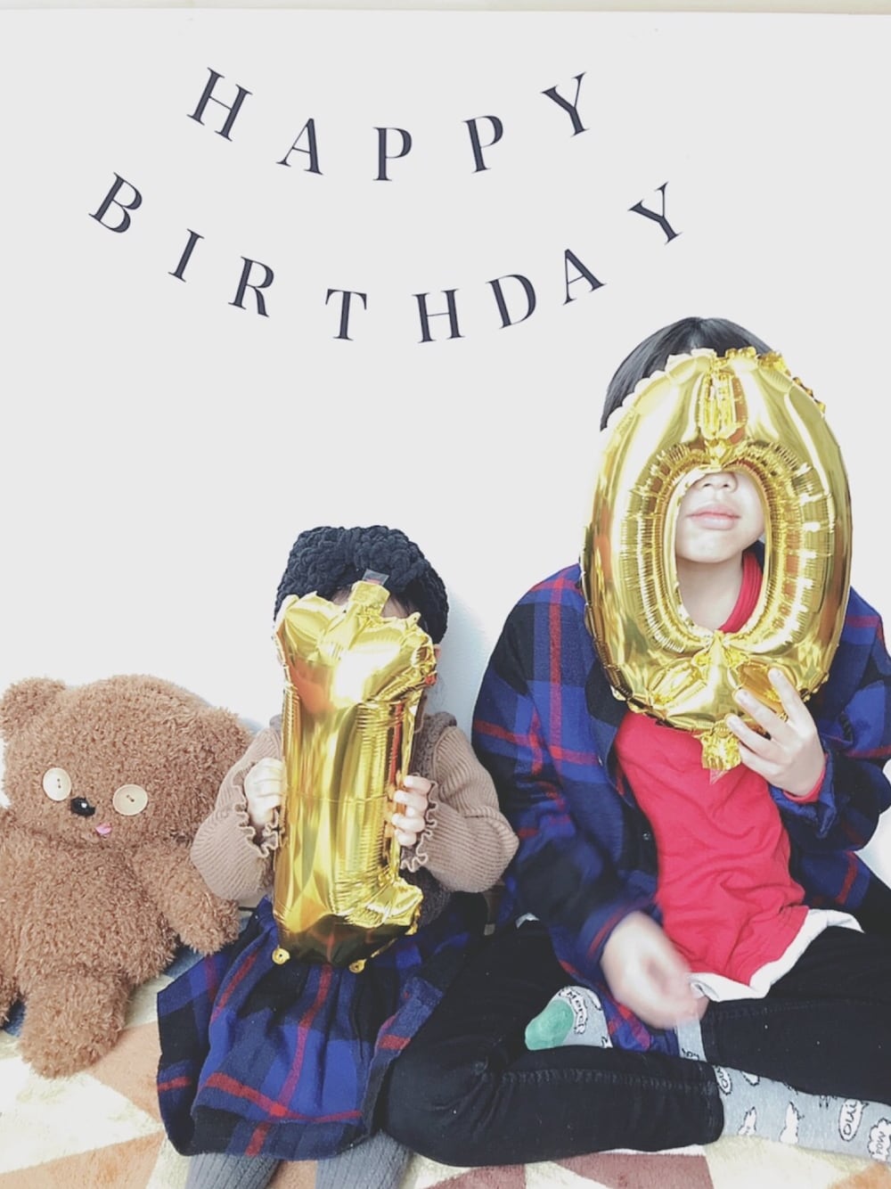 ブルー系のシャツ/ブラウス、レッド系のスウェット、ブラック系のパンツを着用したキッズの冬コーディネートの1枚目の写真