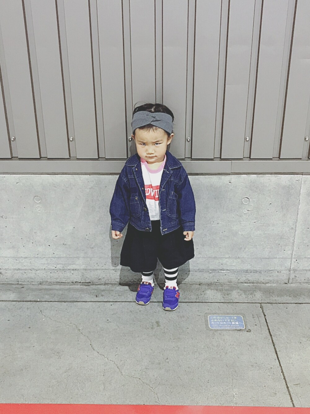 ピンク系のTシャツ/カットソー、ブルー系のデニムジャケット、ブラック系のその他パンツを着用したキッズの春コーディネートの1枚目の写真