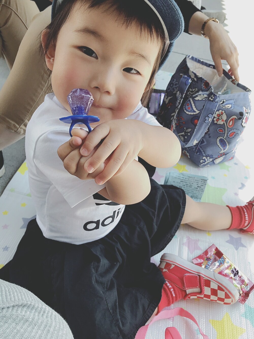 ブラック系のその他パンツ、レッド系のスリッポン、ホワイト系のロンパースを着用したキッズの春コーディネートの1枚目の写真