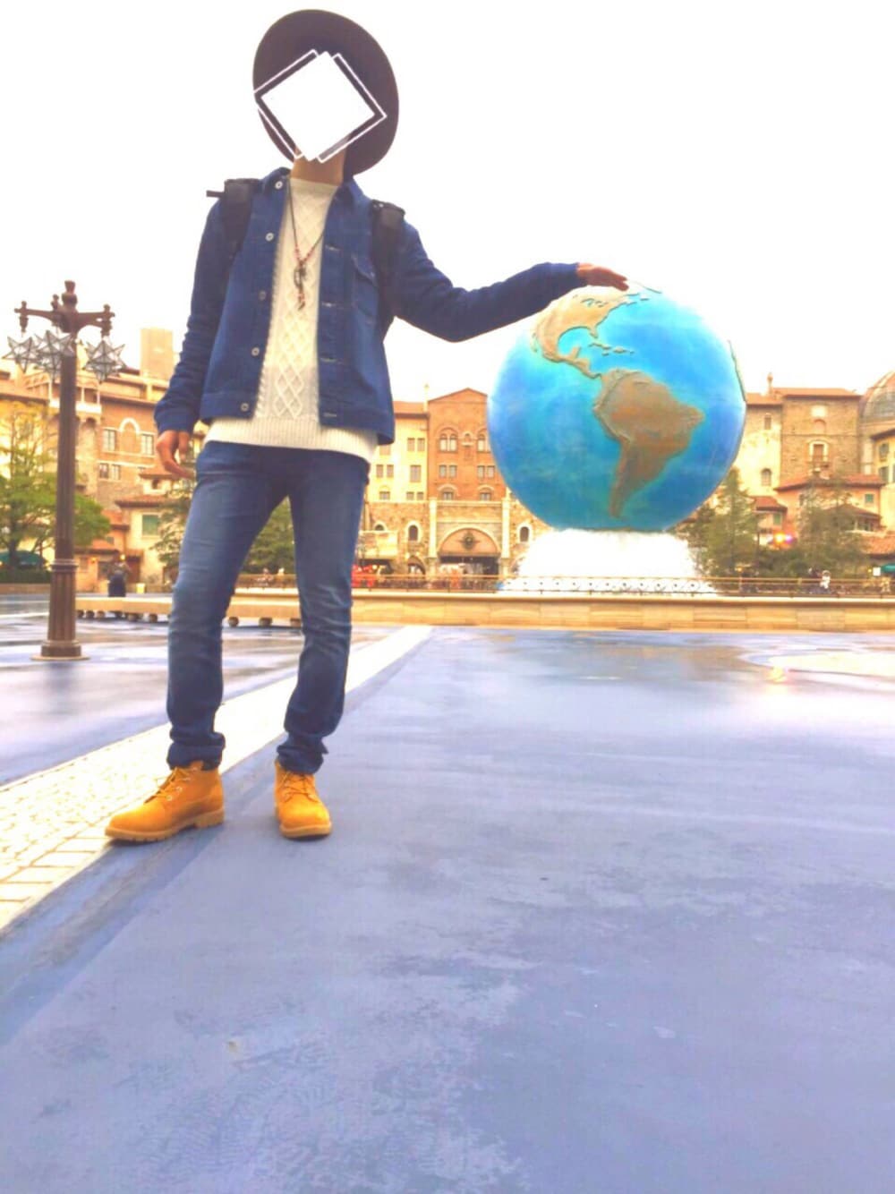 「RAGEBLUE、ツバ広ハット、デニム、デニムオンデニム、ニット、スキニーデニム、バックパック、Timberland、革靴、ディズニー」｜「RAGEBLUEの＜今年もマスト＞フェルトツバ広HAT /569647（ハット、ベージュ系）」を使った、まっきーさん（メンズ・178cm）の冬コーディネートの1枚目の写真
