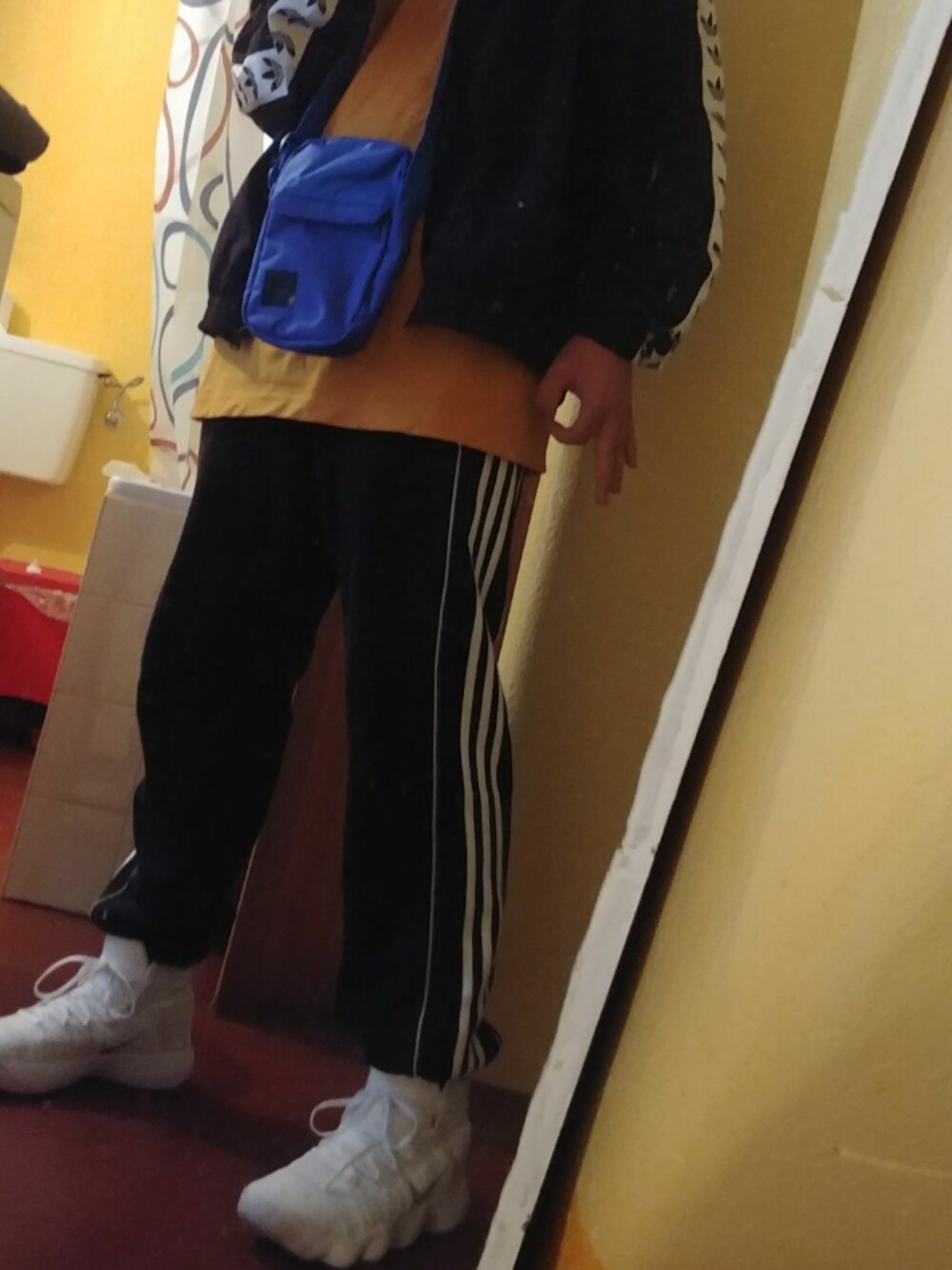 「NIKEのアイテム（スニーカー、ホワイト系）」を使った、danshansさん（メンズ・174cm）の春コーディネートの1枚目の写真