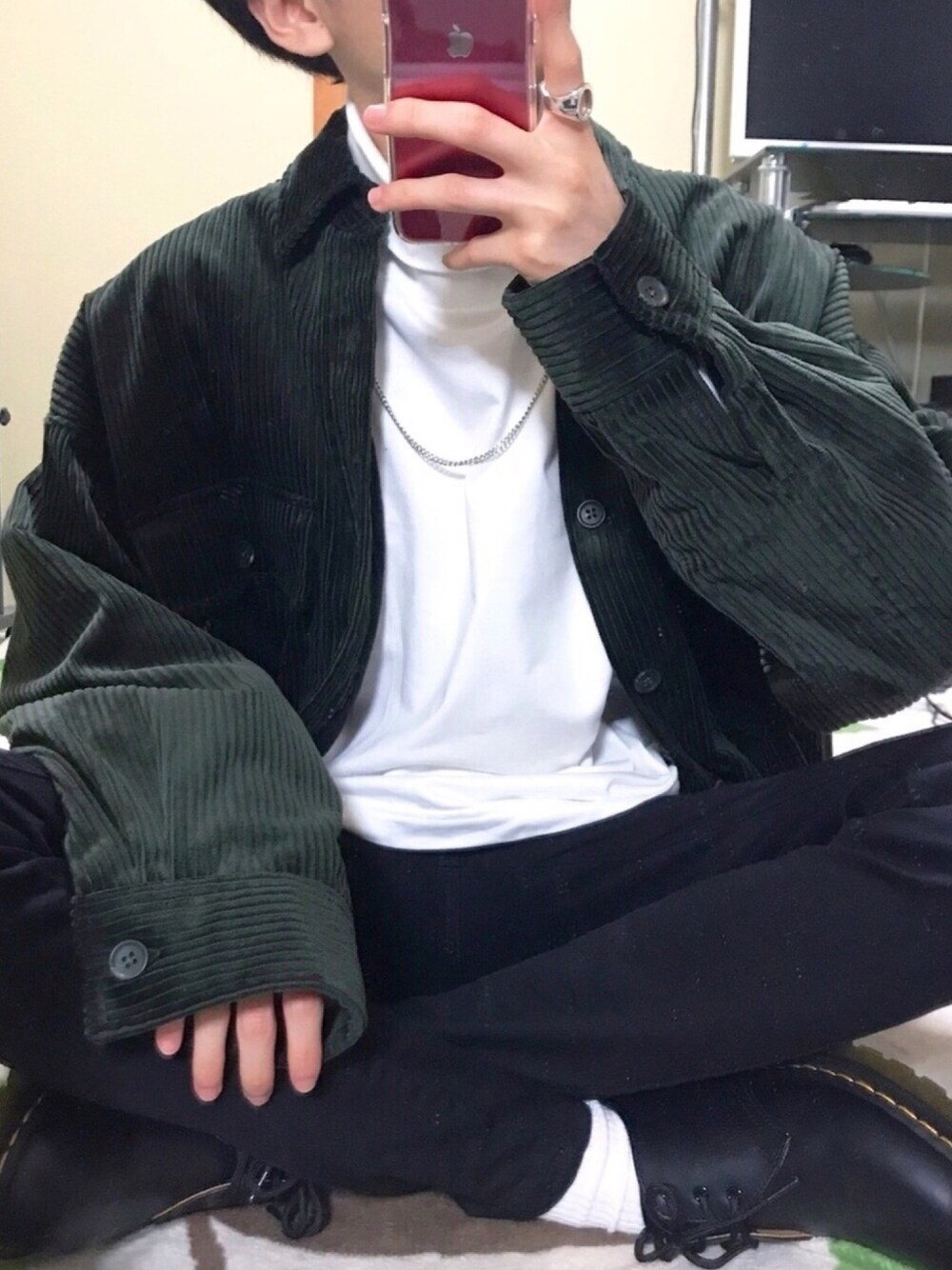 グリーン系のその他アウター、ホワイト系のTシャツ/カットソー、ブラック系のデニムパンツを着用したメンズの冬コーディネートの1枚目の写真