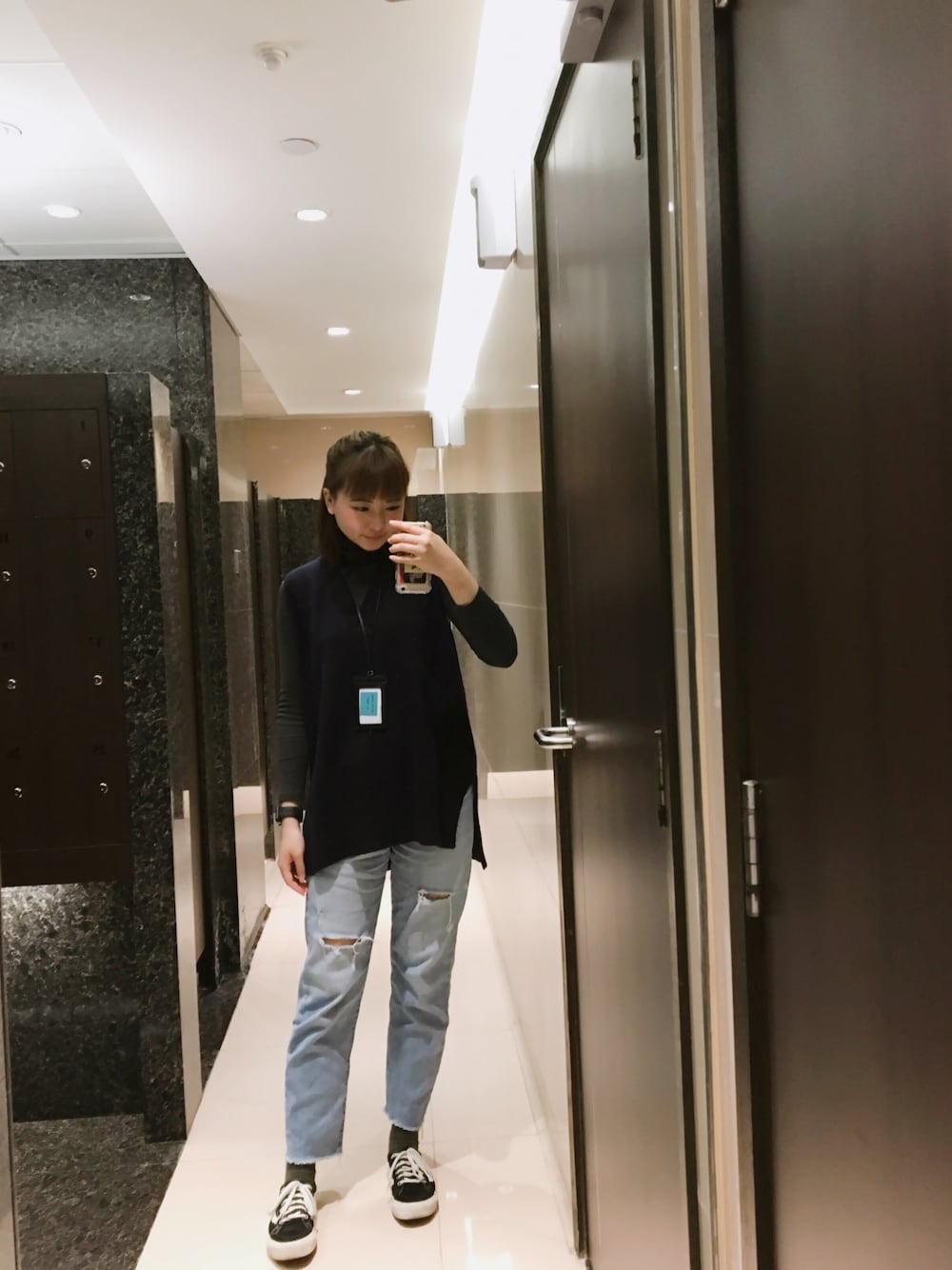 「BALENCIAGA、girl、UNIQLO、korea、korean、korea style、VANS、vans slip on、Hong Kong、working style」｜「UNIQLOのアイテム（その他トップス、グレー系）」を使った、92さん（レディース・163cm）の冬コーディネートの1枚目の写真