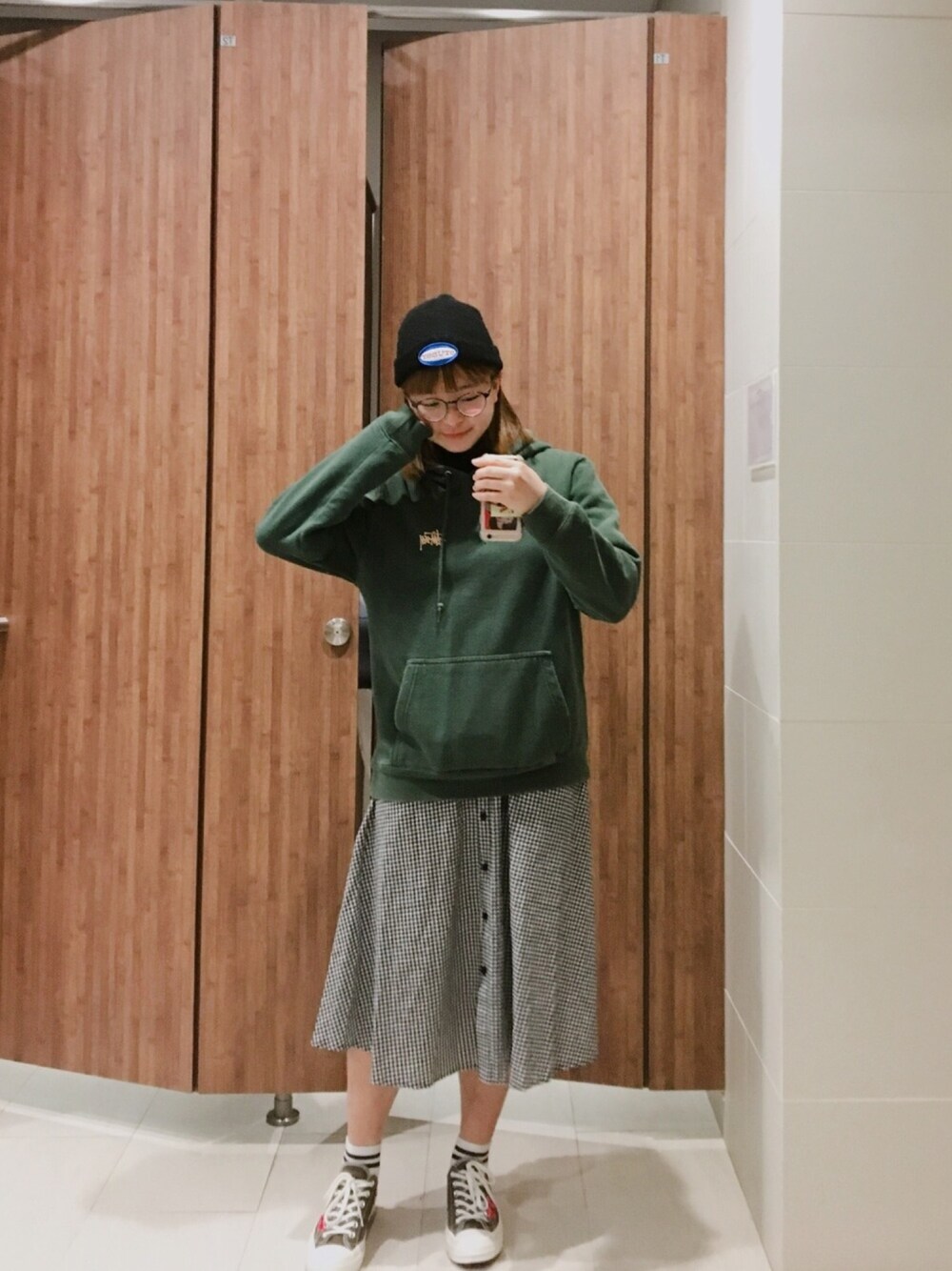 「army green、stussy、stussy women、stussywomen、girl、Hong Kong、hongkong、hongkonggirl、COMME des GARCONS、converse」｜「STUSSYのアイテム（パーカー、グリーン系）」を使った、92さん（レディース・163cm）の冬コーディネートの1枚目の写真