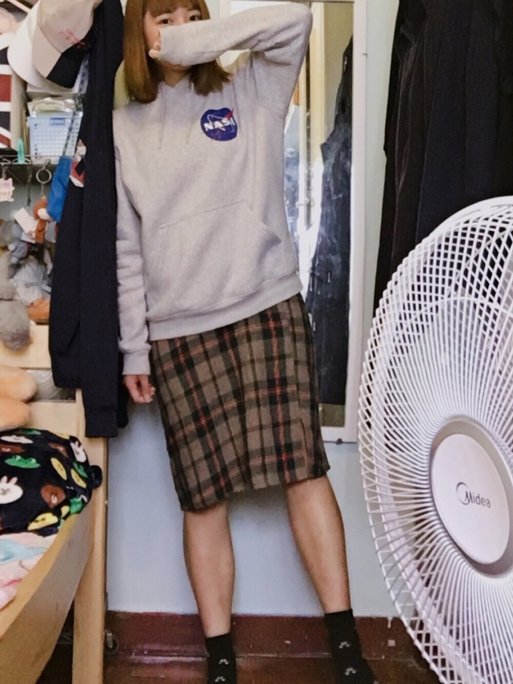「H&M、NASA、korea、boyish、Hong Kong、hongkong、grey、girl、check skirt」｜「H&Mのアイテム（パーカー、その他）」を使った、92さん（レディース・163cm）の冬コーディネートの1枚目の写真