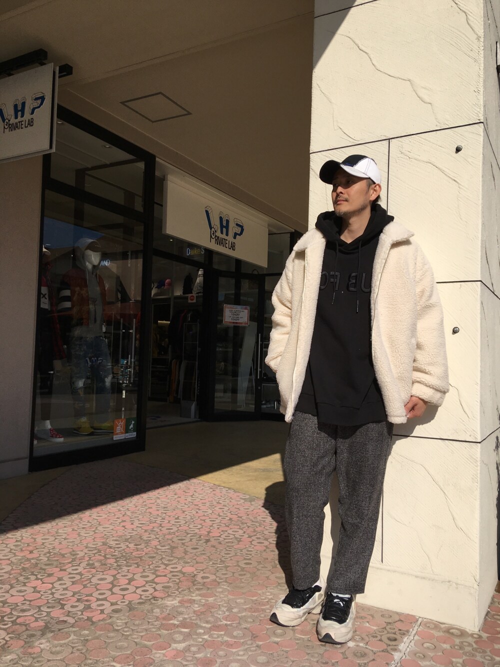 「スニーカー、ストリート、LHP、ゆるコーデ」｜「L.H.PのLHP/エルエイチピー/【web限定】パディングボア ボンバージャケット（ブルゾン、ホワイト系）」を使った、SHINYA KASHIWAGIさん（メンズ・177cm）の冬コーディネートの1枚目の写真