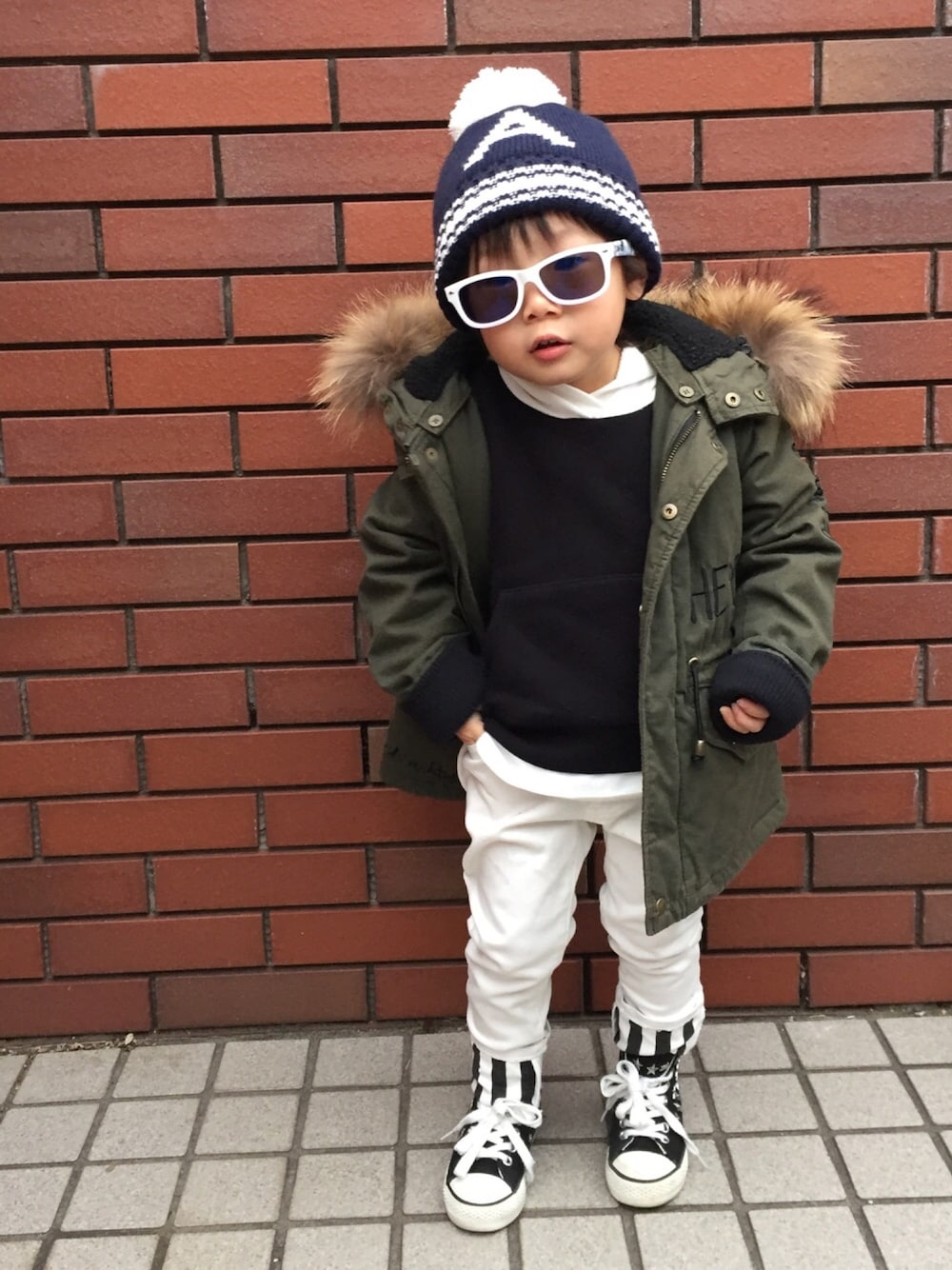 「カーキアウター、白パンツ、キッズコーデ、男の子コーデ、ニット帽、サングラス」｜「petit mainのバックプリント重ね着風パーカー（パーカー、ブラック系）」を使った、kurukanaさん（キッズ・90cm）の冬コーディネートの1枚目の写真