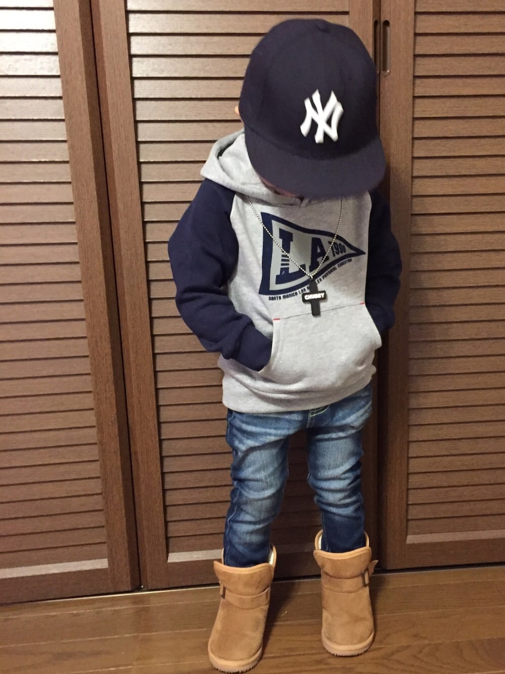 「グレーパーカー、グレーのパーカー、デニムパンツ、キャツプ、ニューエラ、男の子、男の子コーデ、プチプラ、プチプラコーデ」｜「cisalpinのアイテム（パーカー、グレー系）」を使った、kurukanaさん（キッズ・90cm）の冬コーディネートの1枚目の写真